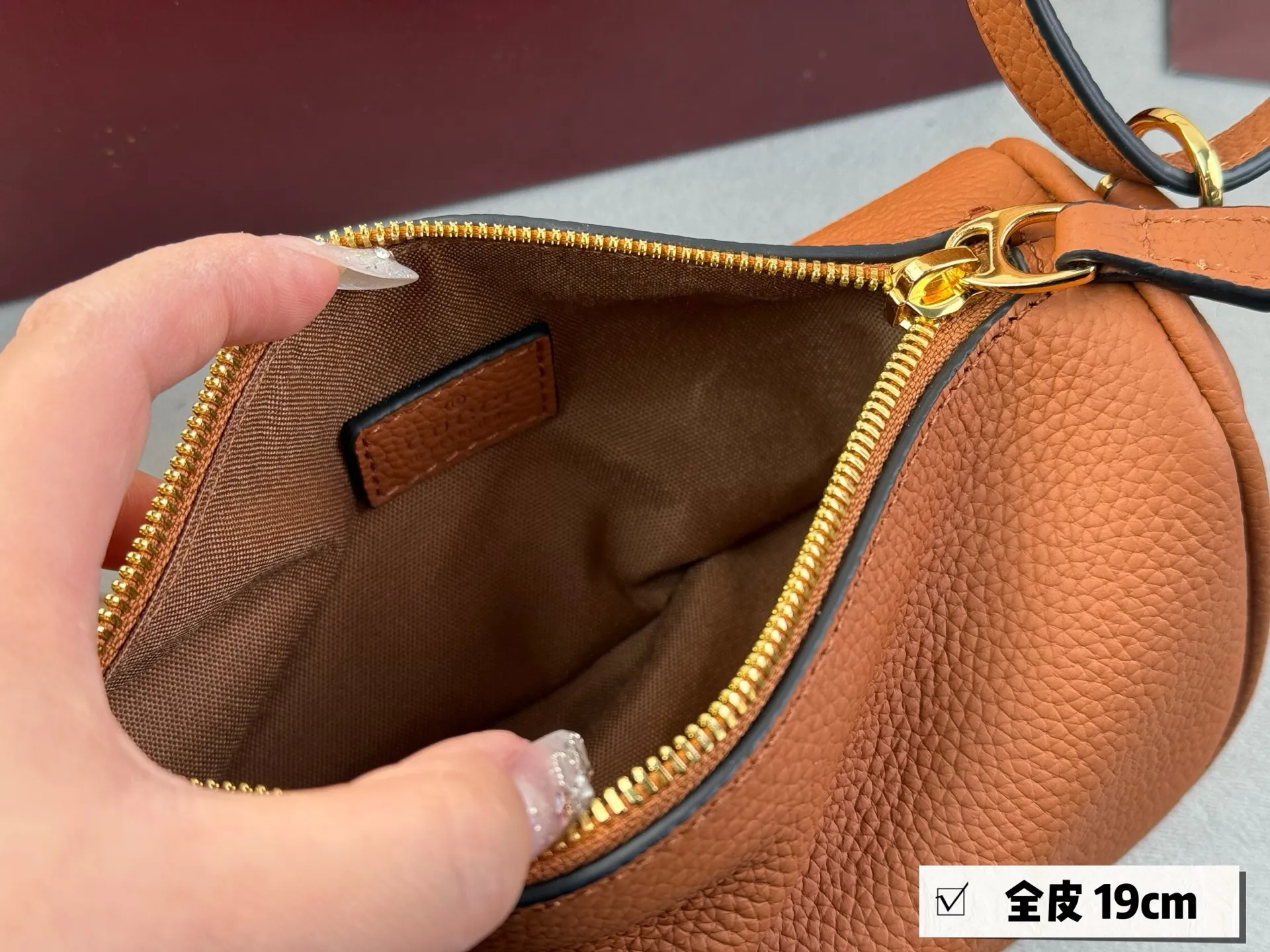 💰185 配盒 Gucci HaIf horsebit爆款手袋👜 这个新款包包一整个长在审美点上 半马衔扣也太会了吧 ~~ 低调又有辨识度 没有浮夸的logo却自带贵气 全皮材质 手感超棒 !size :19*9.5cm