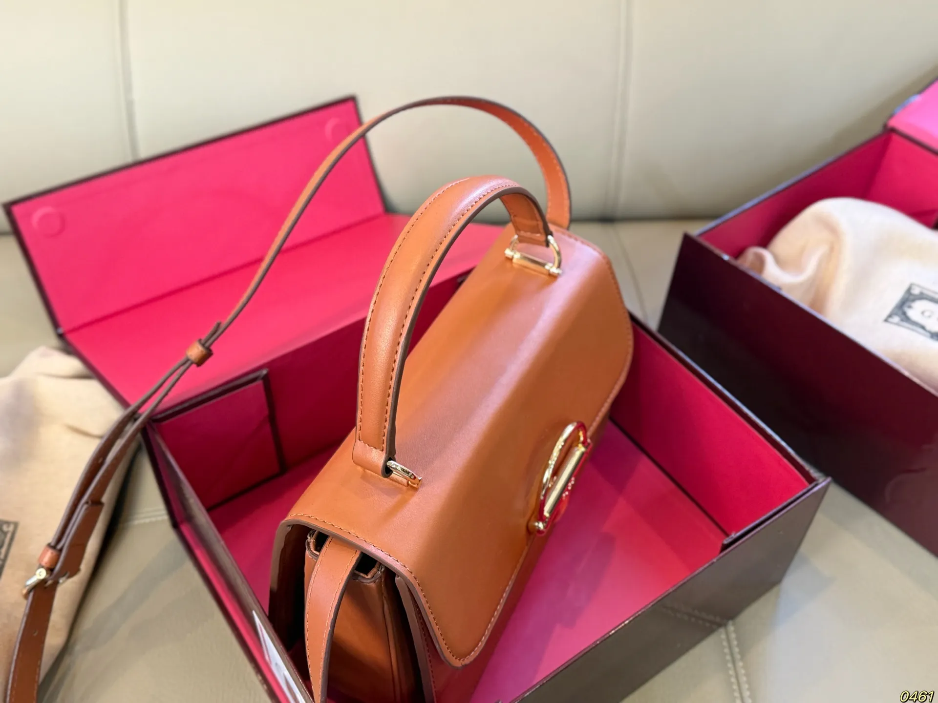 ¥175/¥170折叠盒 酷奇 Gucci Siena马街扣手提包 黑色皮革+金色配件,简约复古风满分!正面马街扣设计超有辨识度,细节精致。尺寸适中,手提斜挎都OK,通勤约会都能轻松驾驭。内部空间合理,日常必需品轻松收纳。皮革需定期保养,避免接触水分和高温,延长包包寿命哦~这款包真的很适合喜欢经典又实用的姐妹们! 尺寸:25 16/19 12