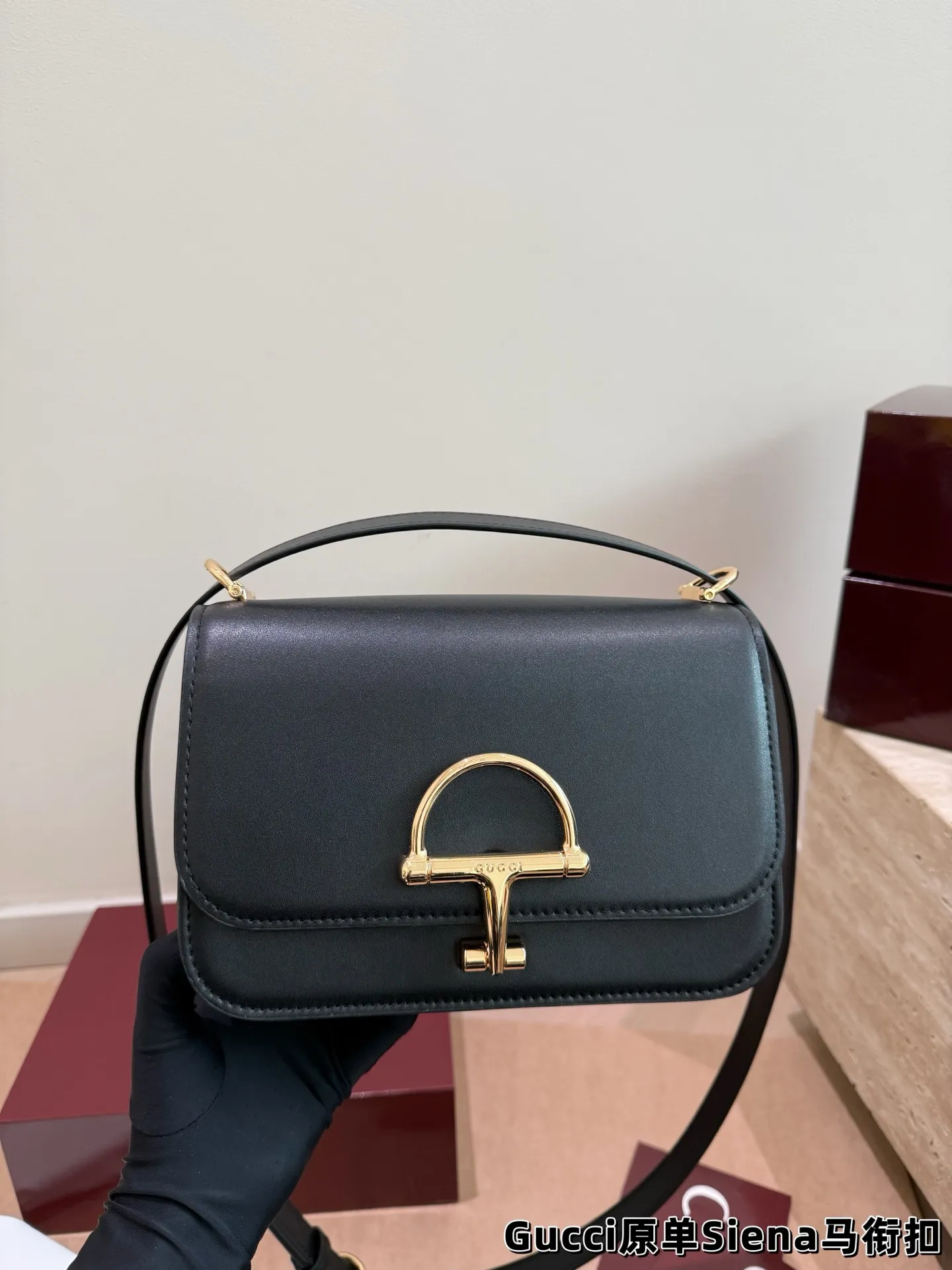 P200 原单 配盒 size:22.5*15cm Gucci Siena|邮差包 职场通勤的复古心动搭档 通勤穿搭的质感升级升级哦! 少不了一只既复古又百搭的包 酒红色的新年战包哦!
