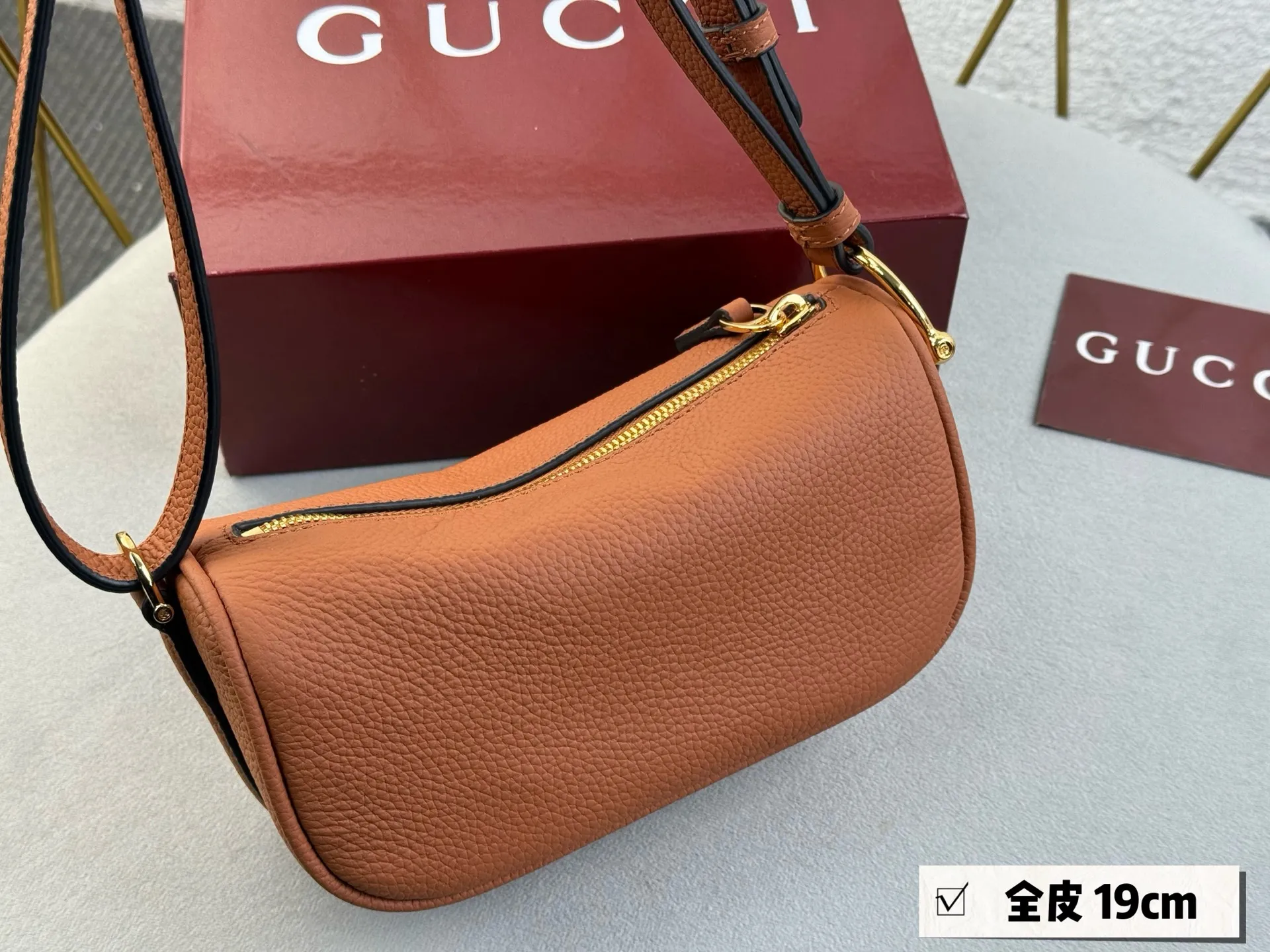 💰185 配盒 Gucci HaIf horsebit爆款手袋👜 这个新款包包一整个长在审美点上 半马衔扣也太会了吧 ～～ 低调又有辨识度 没有浮夸的logo却自带贵气 全皮材质 手感超棒 ！size ：19*9.5cm