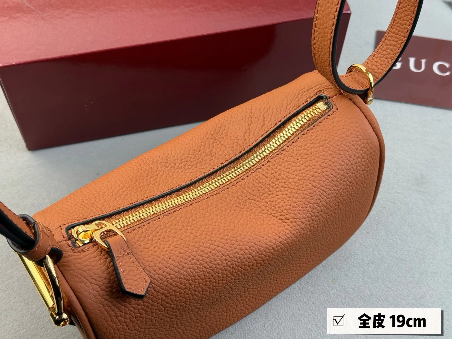 💰185 配盒 Gucci HaIf horsebit爆款手袋👜 这个新款包包一整个长在审美点上 半马衔扣也太会了吧 ～～ 低调又有辨识度 没有浮夸的logo却自带贵气 全皮材质 手感超棒 ！size ：19*9.5cm