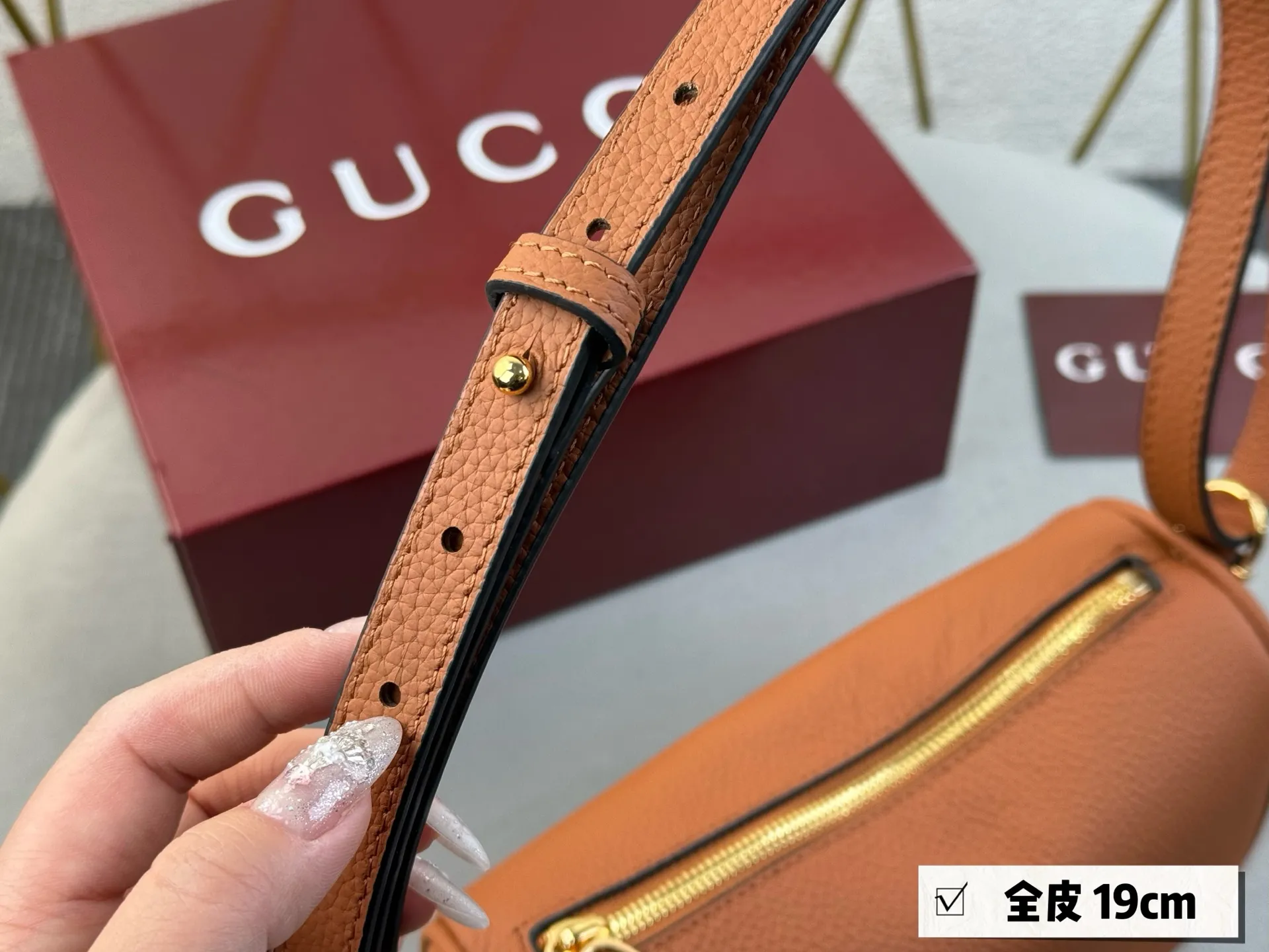 💰185 配盒 Gucci HaIf horsebit爆款手袋👜 这个新款包包一整个长在审美点上 半马衔扣也太会了吧 ～～ 低调又有辨识度 没有浮夸的logo却自带贵气 全皮材质 手感超棒 ！size ：19*9.5cm