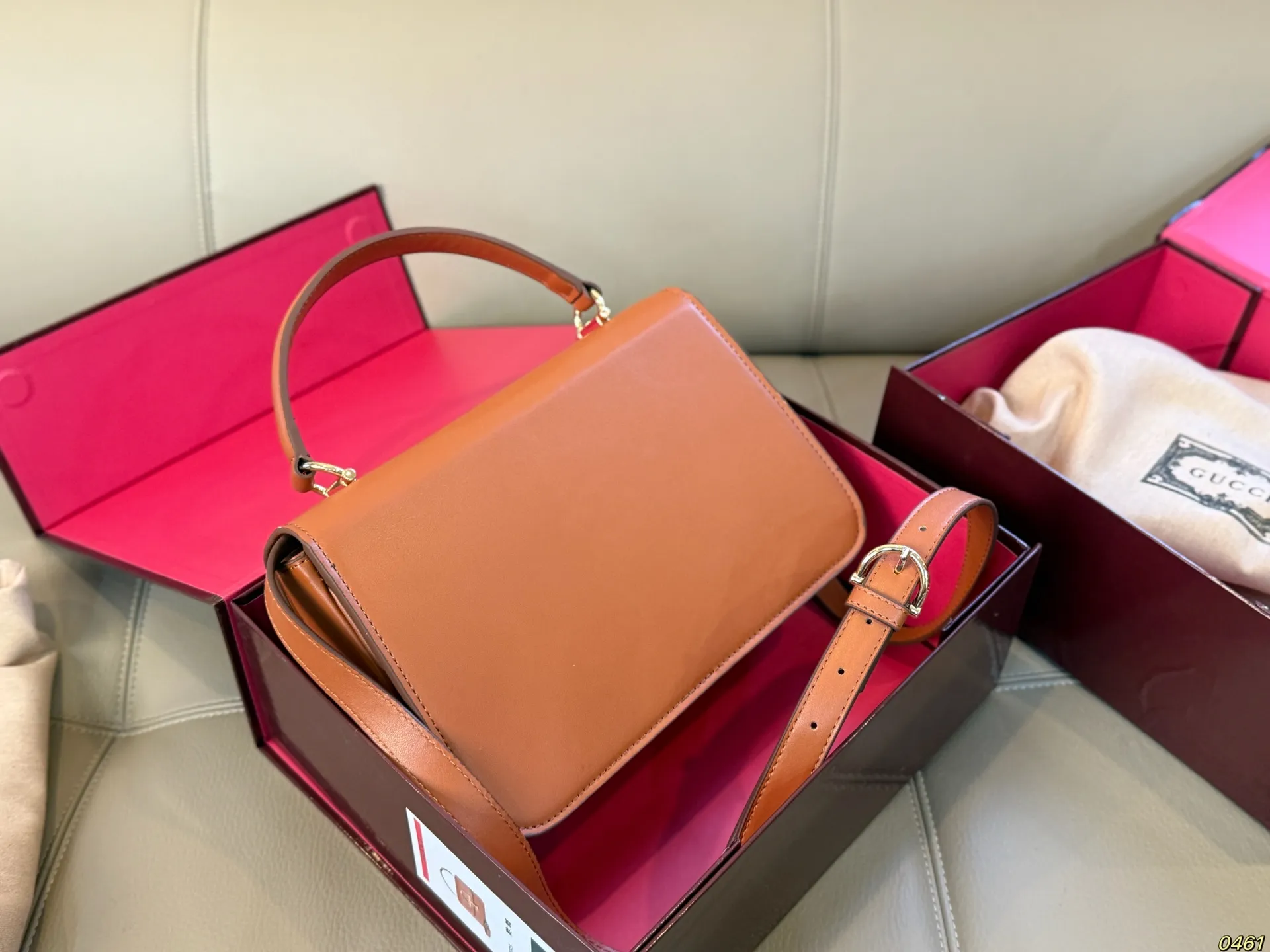 &yen;175/&yen;170折叠盒 酷奇 Gucci Siena马街扣手提包 黑色皮革＋金色配件，简约复古风满分！正面马街扣设计超有辨识度，细节精致。尺寸适中，手提斜挎都OK，通勤约会都能轻松驾驭。内部空间合理，日常必需品轻松收纳。皮革需定期保养，避免接触水分和高温，延长包包寿命哦～这款包真的很适合喜欢经典又实用的姐妹们！ 尺寸：25 16/19 12