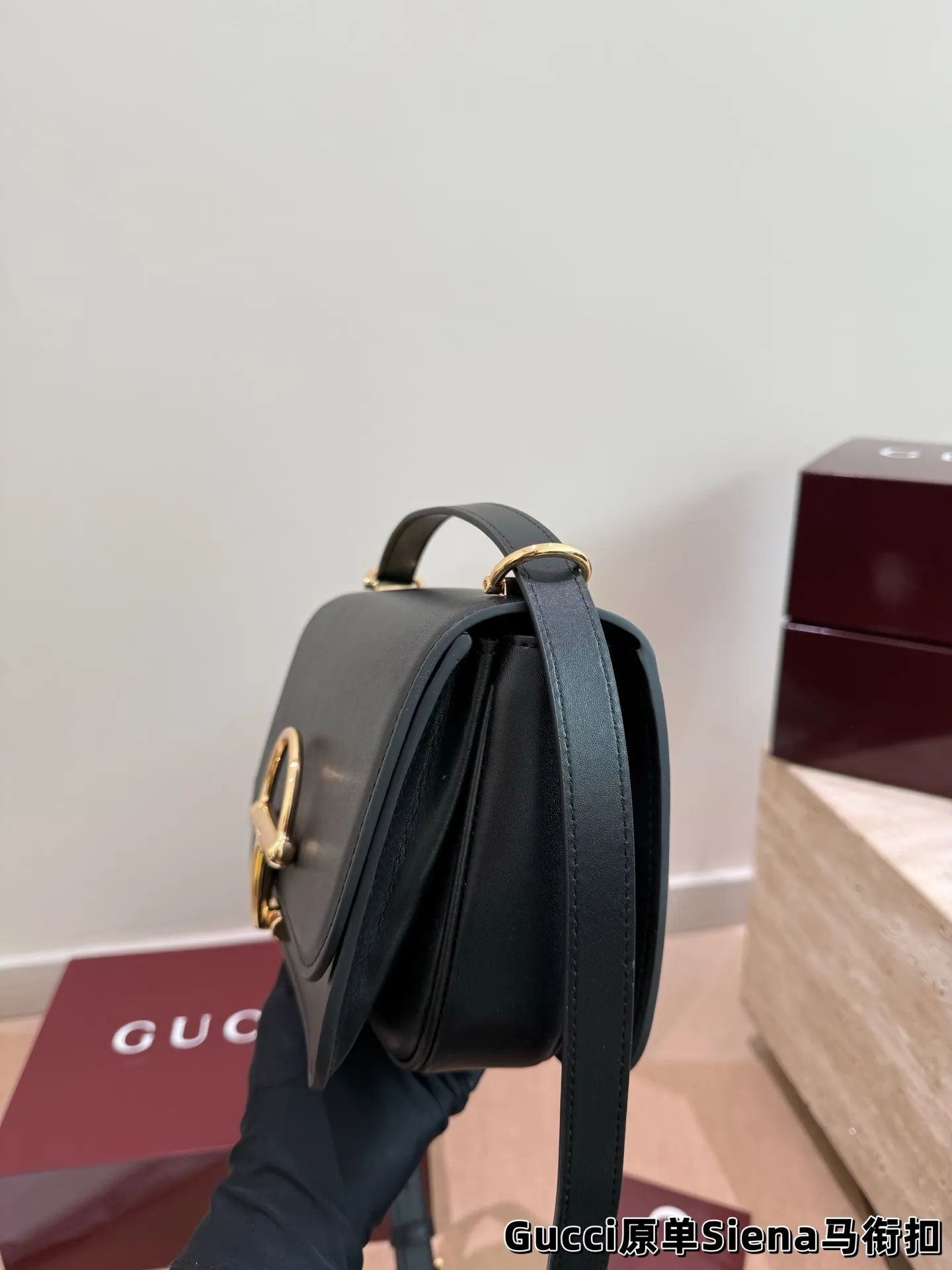 P200 原单 配盒 size:22.5*15cm Gucci Siena|邮差包 职场通勤的复古心动搭档 通勤穿搭的质感升级升级哦! 少不了一只既复古又百搭的包 酒红色的新年战包哦!
