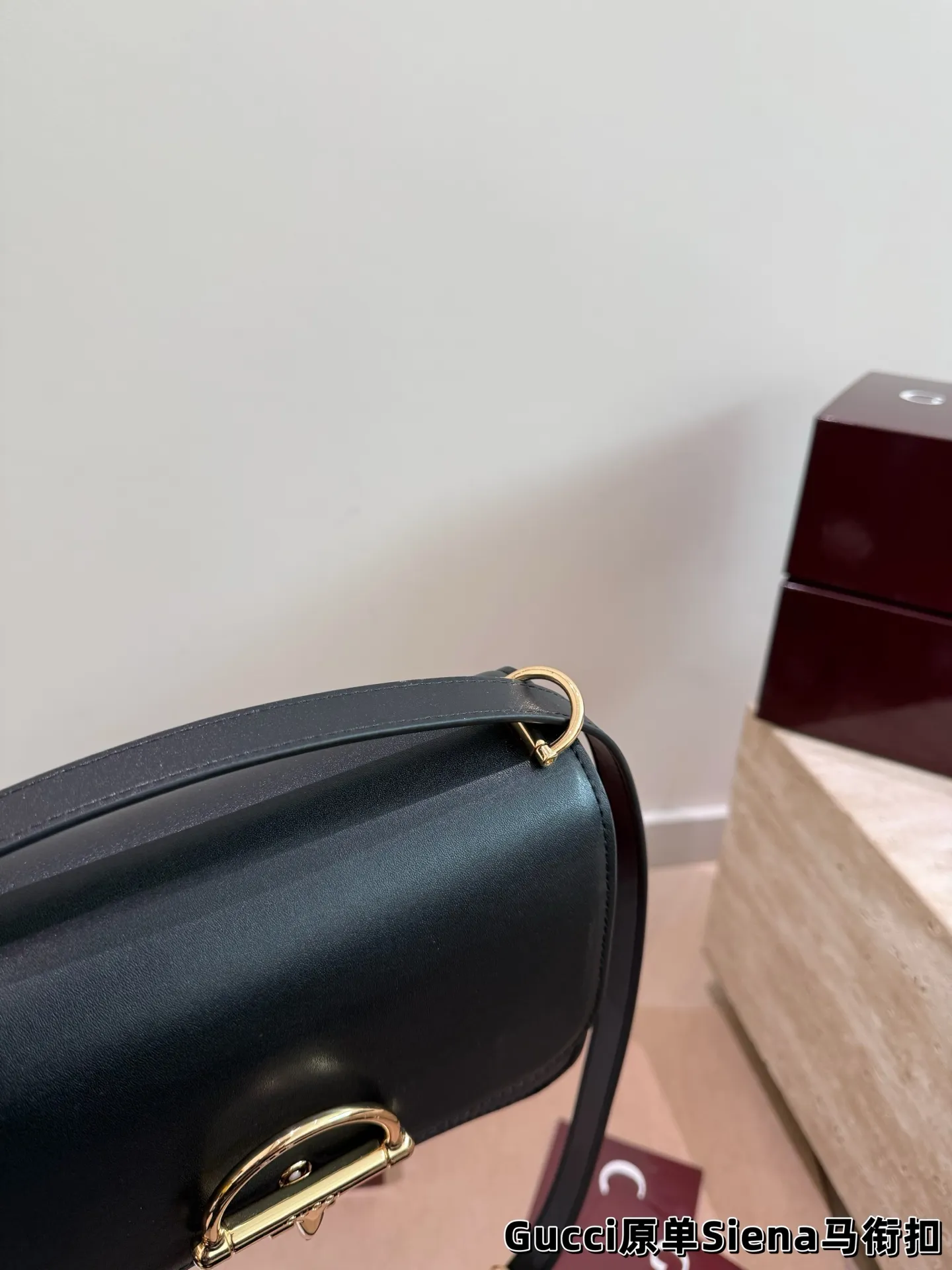 P200 原单 配盒 size:22.5*15cm Gucci Siena|邮差包 职场通勤的复古心动搭档 通勤穿搭的质感升级升级哦! 少不了一只既复古又百搭的包 酒红色的新年战包哦!