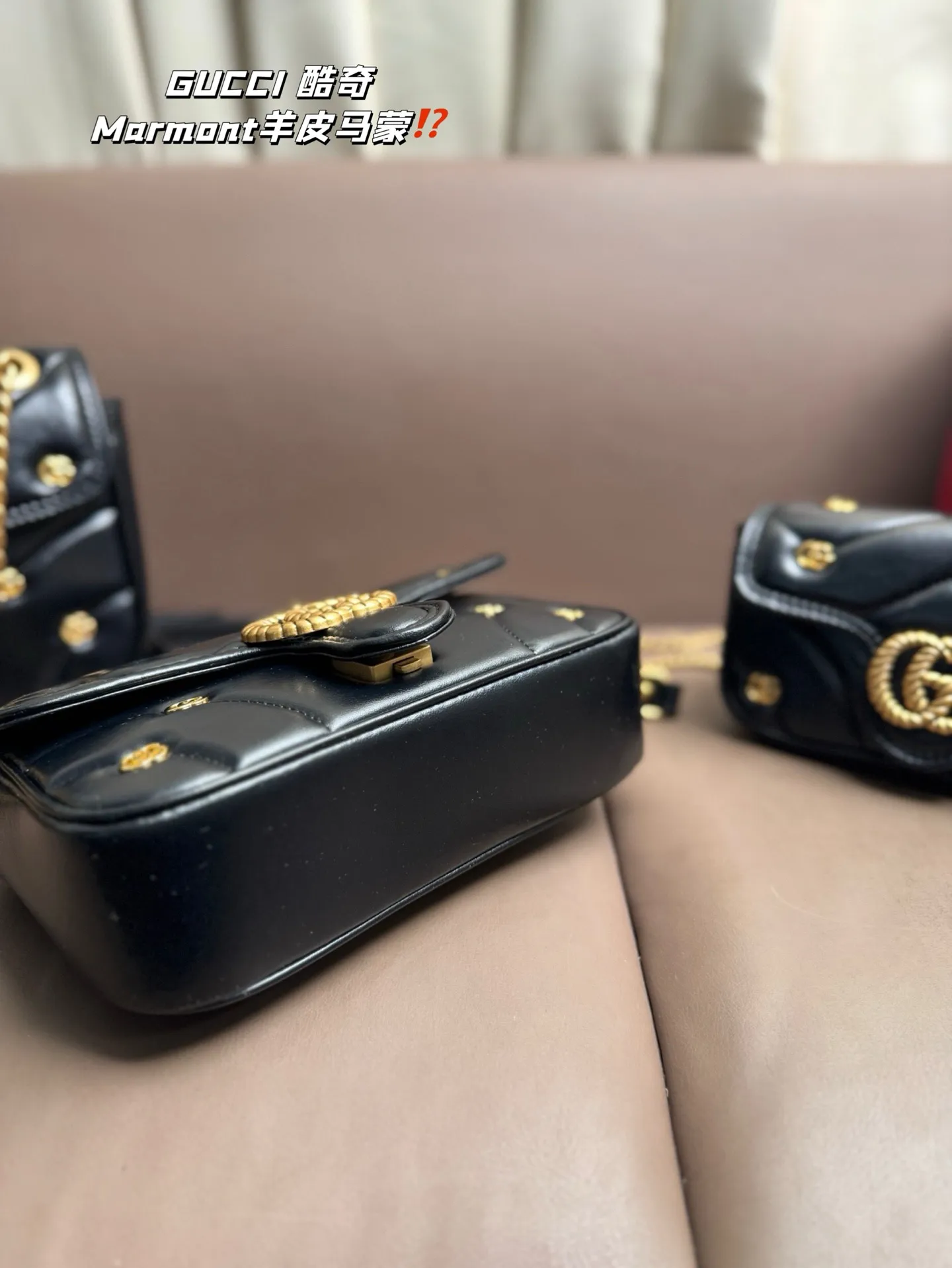 大P190 中P185 小P160 复刻版 小羊皮 GUCCI 酷奇｜Marmont羊皮马蒙包 GG Marmont 系列肩背包采用柔软加村设计，以粉色GG Matelasse 皮革精制而成，精心缀饰小巧双G铆钉和拧花饰带双G造型装饰配件。通过滑链肩带设计，肩背包可轻松转换成双提手式手提包，成就多种背携选择。 粉色绗缝V型皮革 金色调配件 双G铆钉贴花 超细纤维衬里 拉链内袋 滑链包带可作为肩带 （55厘米高）或顶部提手 （30厘米高）使用。 弹簧扣翻盖 尺寸 大号26*15 中号22*13 小号17 *10