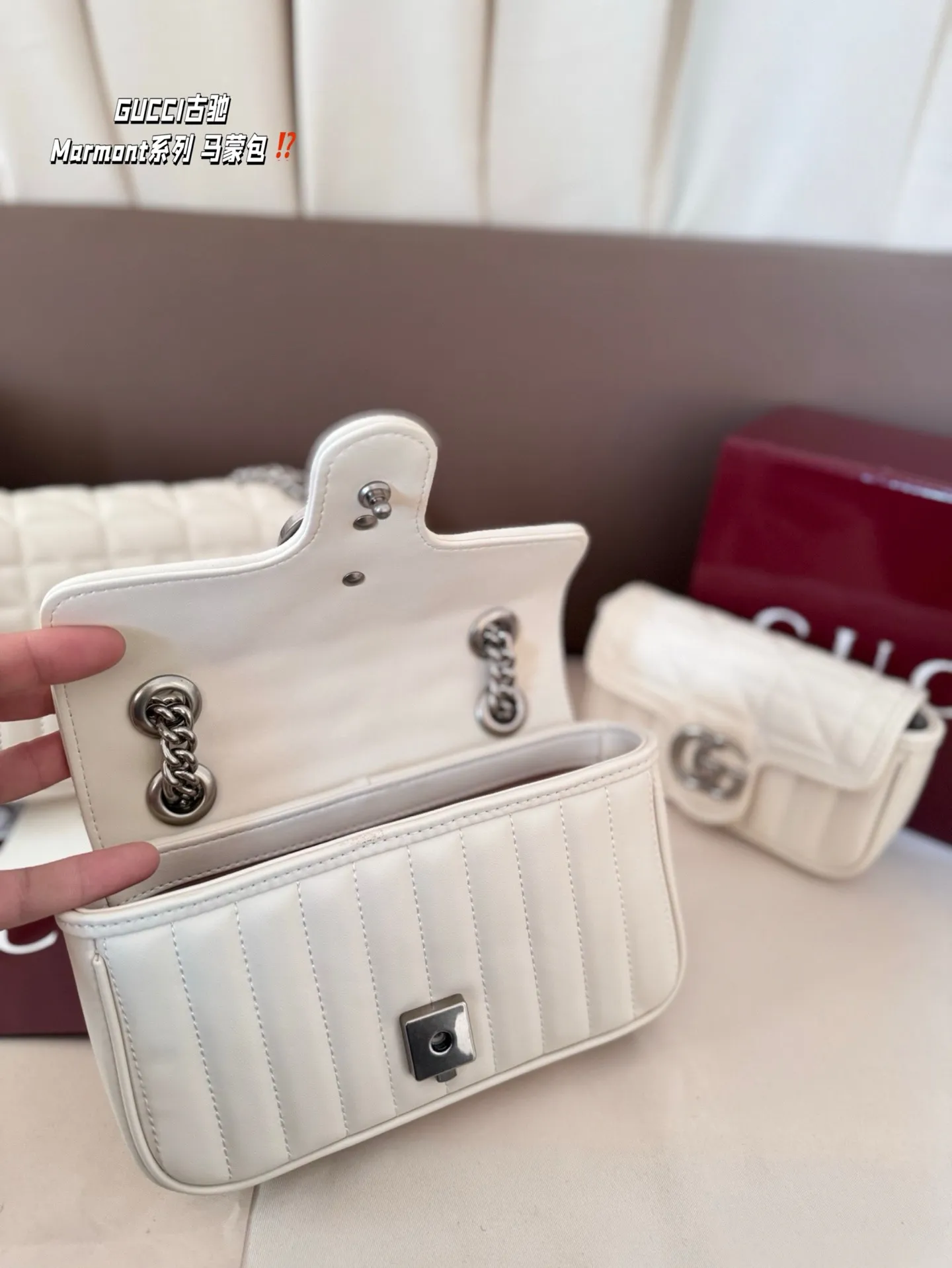 大号P185 全套礼盒 中号P180 全套礼盒 小号P150 全套礼盒 尺寸：26*16/22*14/16.5*10 GUCCI古驰 GG Marmont系列 马蒙包 银标竖条斜纹 单肩斜挎包 显得非常有质感！ 一眼上头的包包！美出边际了！ 高级感拿捏~太稀罕辣~ 夏日百搭绝绝子 复古做旧链条可随意抽动变换长短，无论是单肩 手提 斜挎都ok，质感柔软舒适，藏不住的美，