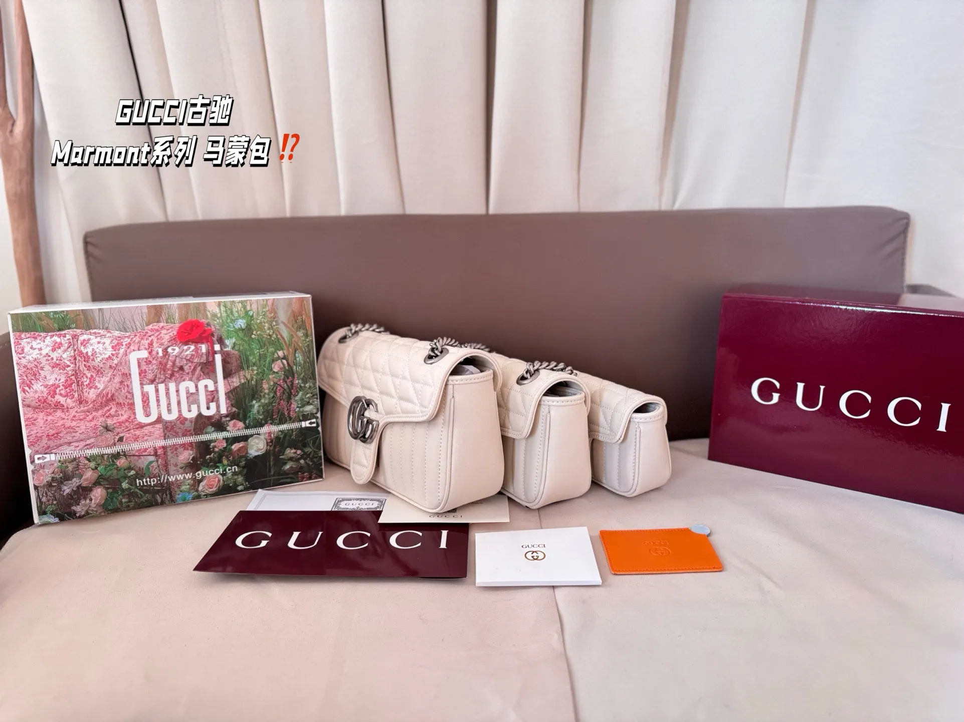 大号P185 全套礼盒 中号P180 全套礼盒 小号P150 全套礼盒 尺寸：26*16/22*14/16.5*10 GUCCI古驰 GG Marmont系列 马蒙包 银标竖条斜纹 单肩斜挎包 显得非常有质感！ 一眼上头的包包！美出边际了！ 高级感拿捏~太稀罕辣~ 夏日百搭绝绝子 复古做旧链条可随意抽动变换长短，无论是单肩 手提 斜挎都ok，质感柔软舒适，藏不住的美，