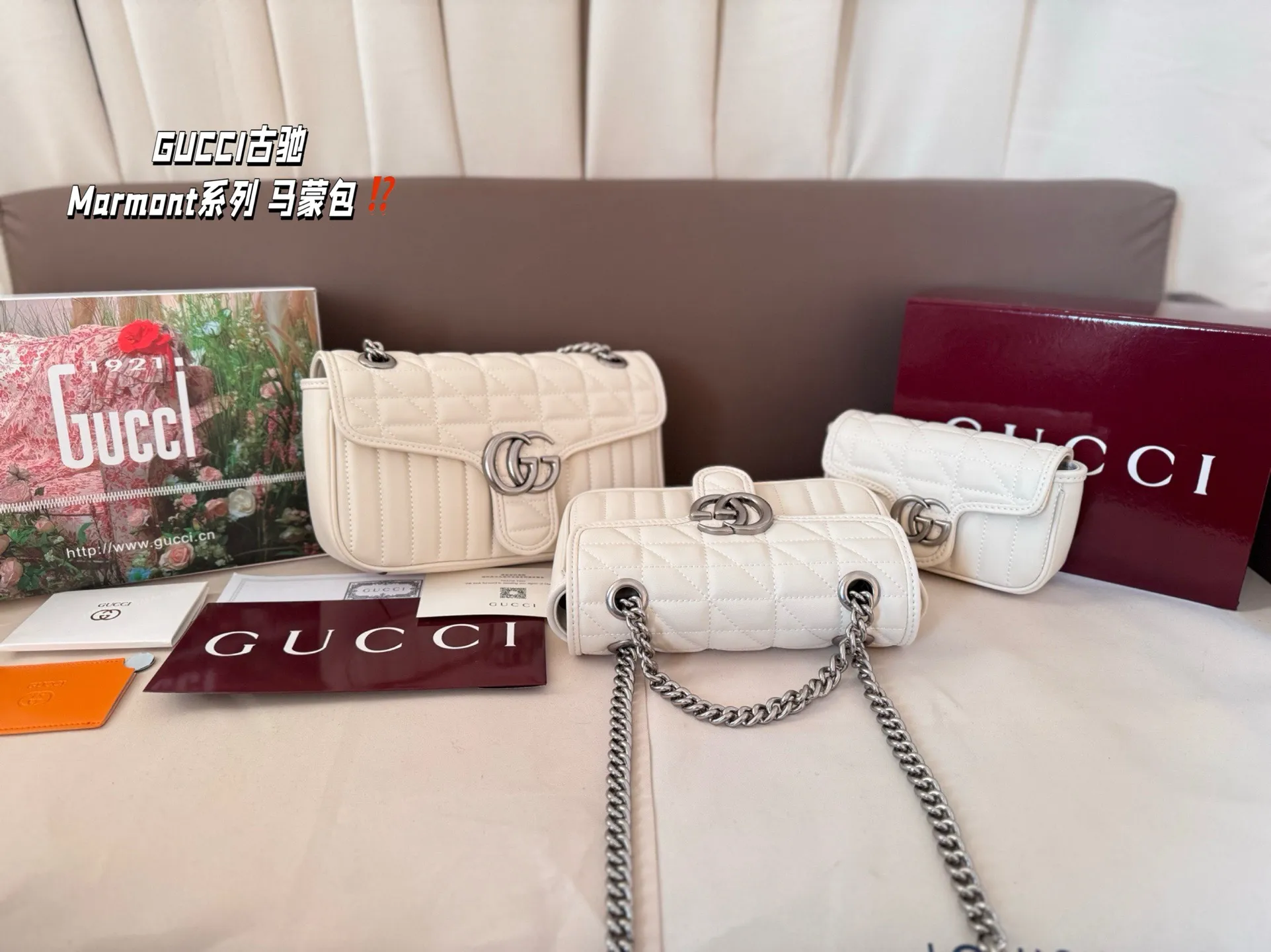 大号P185 全套礼盒 中号P180 全套礼盒 小号P150 全套礼盒 尺寸:26*16/22*14/16.5*10 GUCCI古驰 GG Marmont系列 马蒙包 银标竖条斜纹 单肩斜挎包 显得非常有质感! 一眼上头的包包!美出边际了! 高级感拿捏~太稀罕辣~ 夏日百搭绝绝子 复古做旧链条可随意抽动变换长短,无论是单肩 手提 斜挎都ok,质感柔软舒适,藏不住的美,