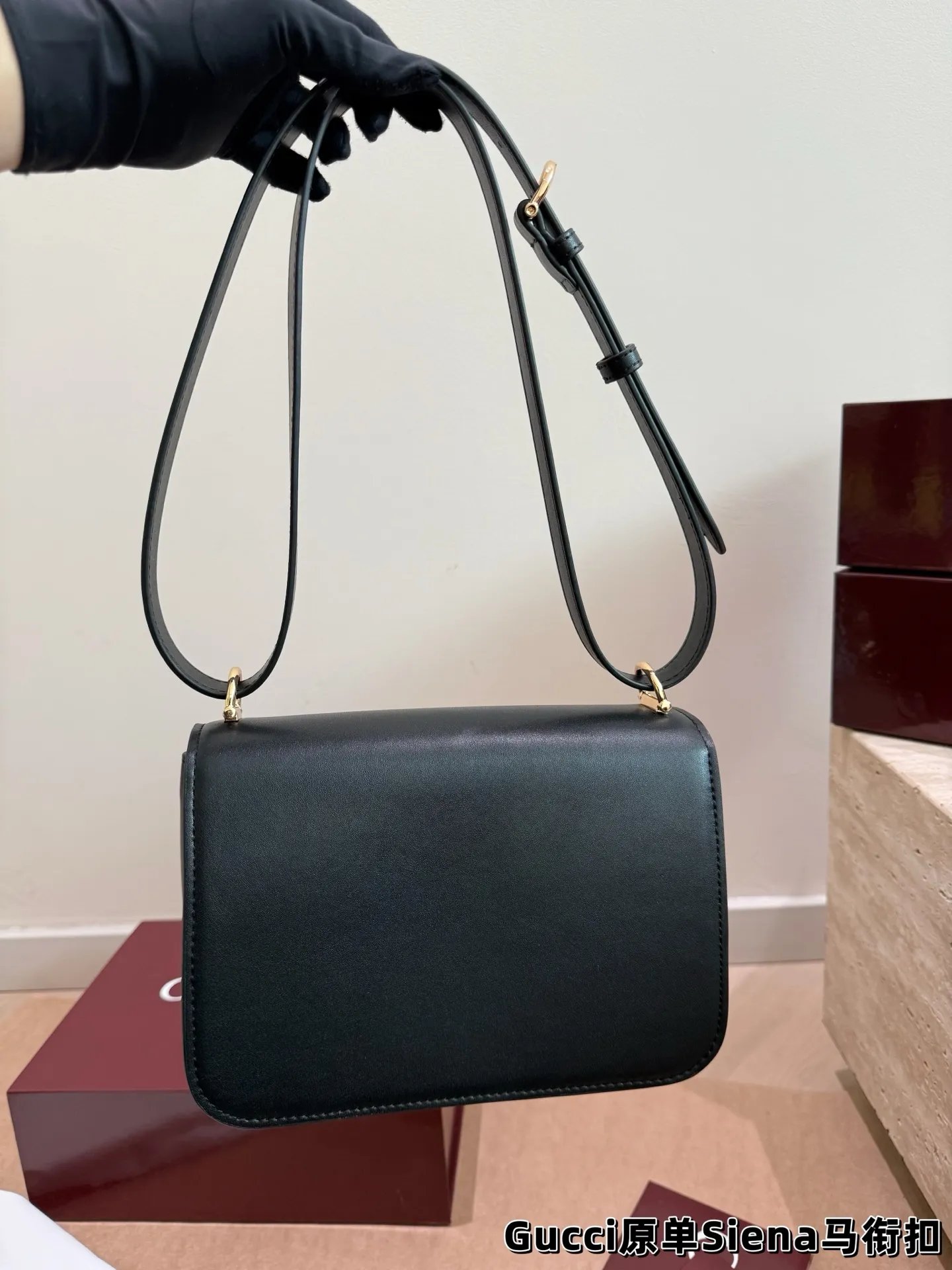 P200 原单 配盒 size：22.5*15cm Gucci Siena|邮差包 职场通勤的复古心动搭档 通勤穿搭的质感升级升级哦！ 少不了一只既复古又百搭的包 酒红色的新年战包哦！