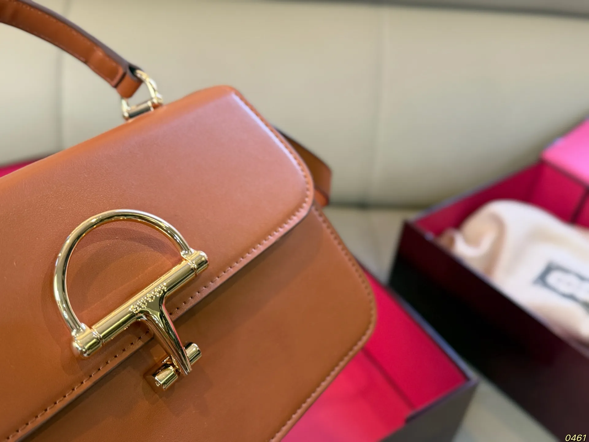 ¥175/¥170折叠盒 酷奇 Gucci Siena马街扣手提包 黑色皮革+金色配件,简约复古风满分!正面马街扣设计超有辨识度,细节精致。尺寸适中,手提斜挎都OK,通勤约会都能轻松驾驭。内部空间合理,日常必需品轻松收纳。皮革需定期保养,避免接触水分和高温,延长包包寿命哦~这款包真的很适合喜欢经典又实用的姐妹们! 尺寸:25 16/19 12