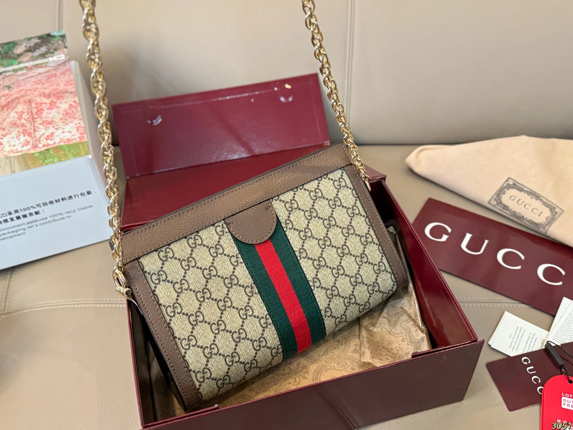 升级版本¥170/¥165飞机盒 原单专柜品质 夹子包 原版牛皮 原单顶级版 |Gucci Ophidia 夹子包 最新系列,链条包,配原版乌木色牛皮~这个款复古韵味特别浓,对版链条⛓,原版内里!上身效果也超赞,主要以精致特别的五金来提升整体质感。尺寸:25 16/19 14