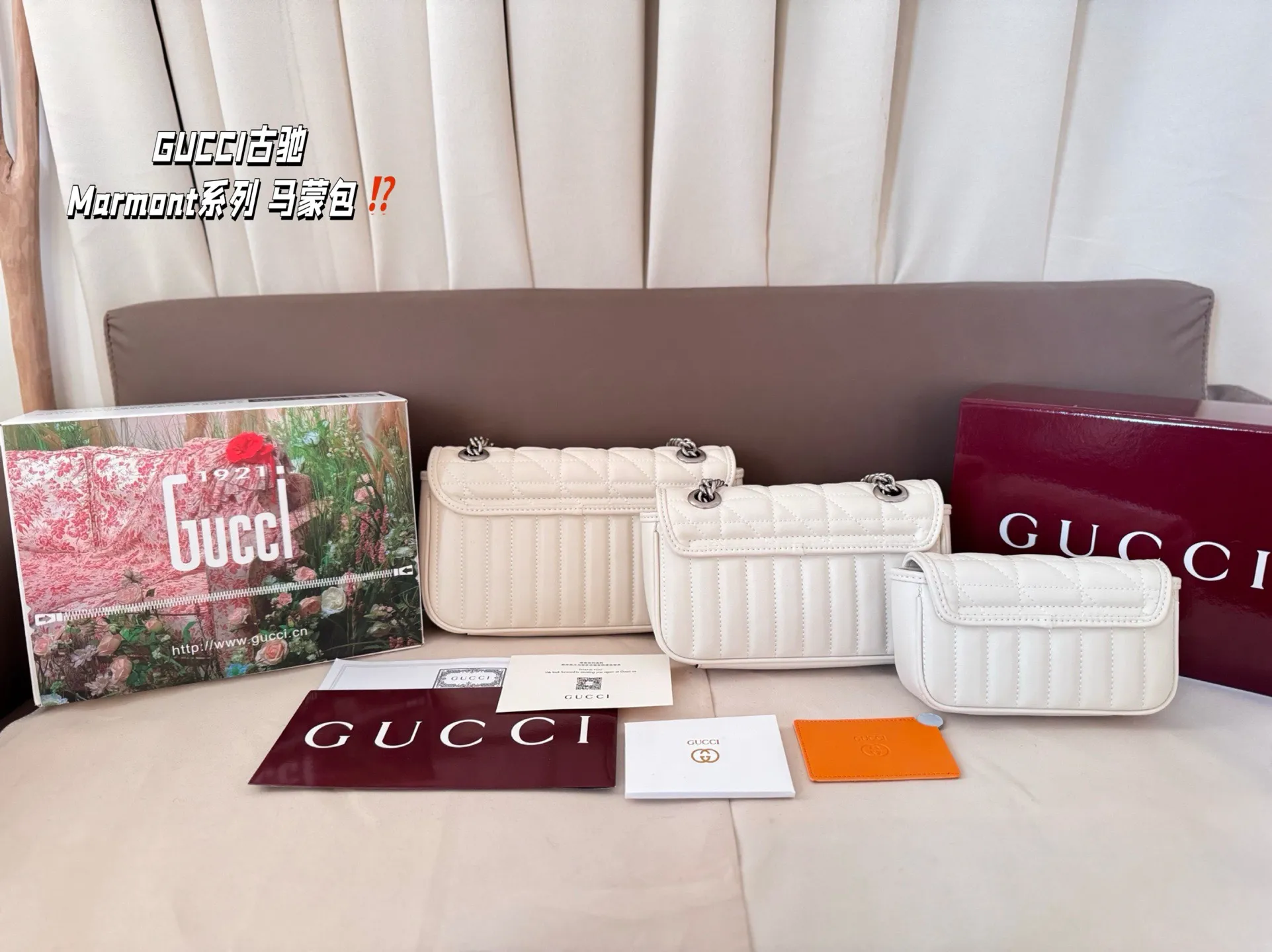 大号P185 全套礼盒 中号P180 全套礼盒 小号P150 全套礼盒 尺寸:26*16/22*14/16.5*10 GUCCI古驰 GG Marmont系列 马蒙包 银标竖条斜纹 单肩斜挎包 显得非常有质感! 一眼上头的包包!美出边际了! 高级感拿捏~太稀罕辣~ 夏日百搭绝绝子 复古做旧链条可随意抽动变换长短,无论是单肩 手提 斜挎都ok,质感柔软舒适,藏不住的美,