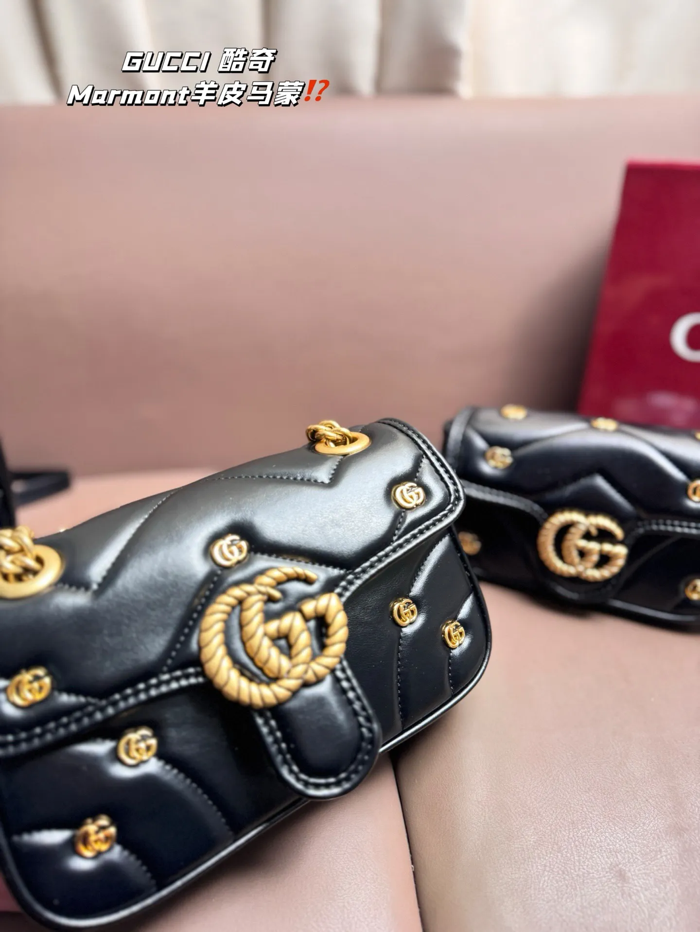 大P190 中P185 小P160 复刻版 小羊皮 GUCCI 酷奇｜Marmont羊皮马蒙包 GG Marmont 系列肩背包采用柔软加村设计，以粉色GG Matelasse 皮革精制而成，精心缀饰小巧双G铆钉和拧花饰带双G造型装饰配件。通过滑链肩带设计，肩背包可轻松转换成双提手式手提包，成就多种背携选择。 粉色绗缝V型皮革 金色调配件 双G铆钉贴花 超细纤维衬里 拉链内袋 滑链包带可作为肩带 （55厘米高）或顶部提手 （30厘米高）使用。 弹簧扣翻盖 尺寸 大号26*15 中号22*13 小号17 *10