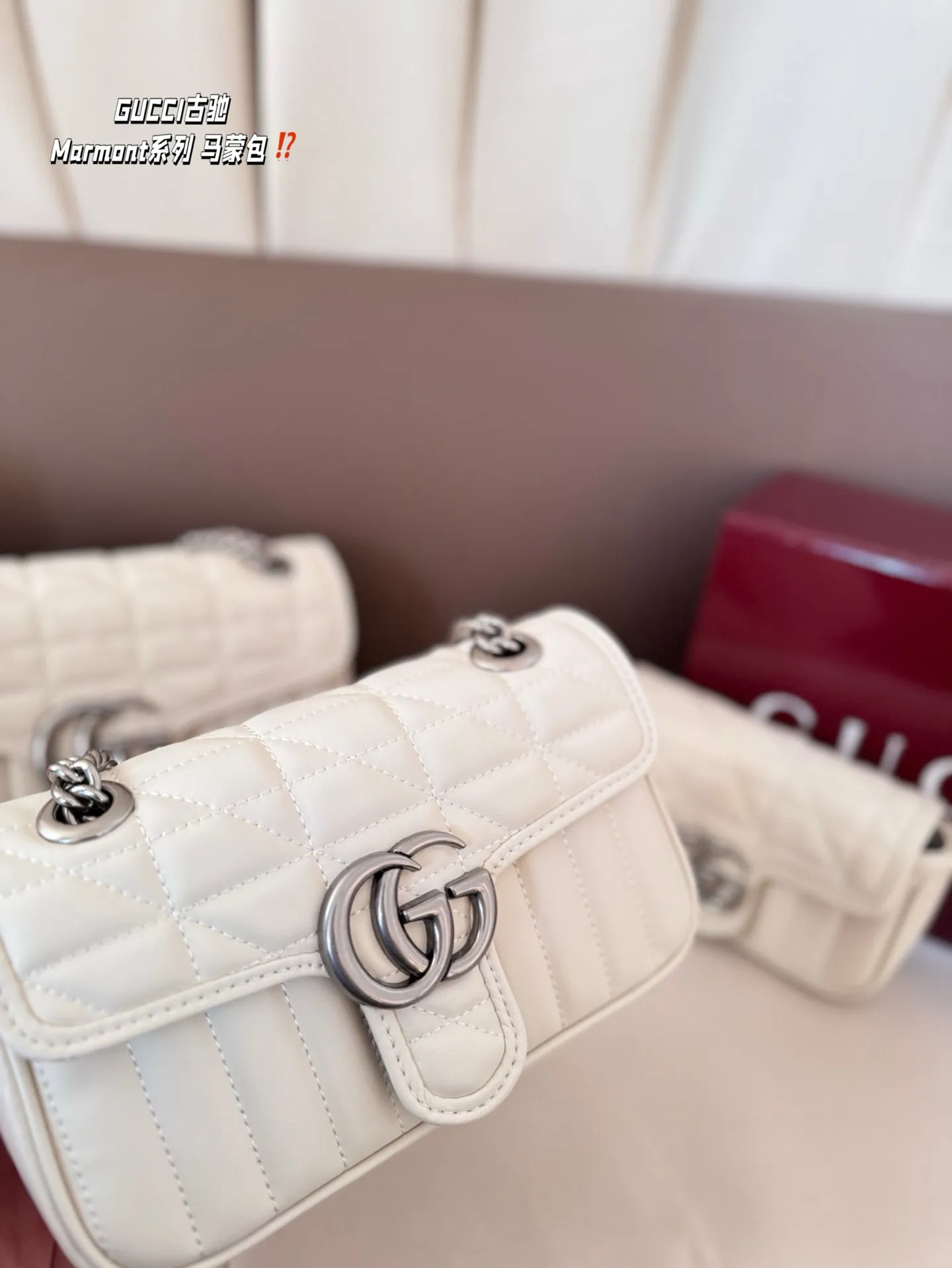 大号P185 全套礼盒 中号P180 全套礼盒 小号P150 全套礼盒 尺寸:26*16/22*14/16.5*10 GUCCI古驰 GG Marmont系列 马蒙包 银标竖条斜纹 单肩斜挎包 显得非常有质感! 一眼上头的包包!美出边际了! 高级感拿捏~太稀罕辣~ 夏日百搭绝绝子 复古做旧链条可随意抽动变换长短,无论是单肩 手提 斜挎都ok,质感柔软舒适,藏不住的美,