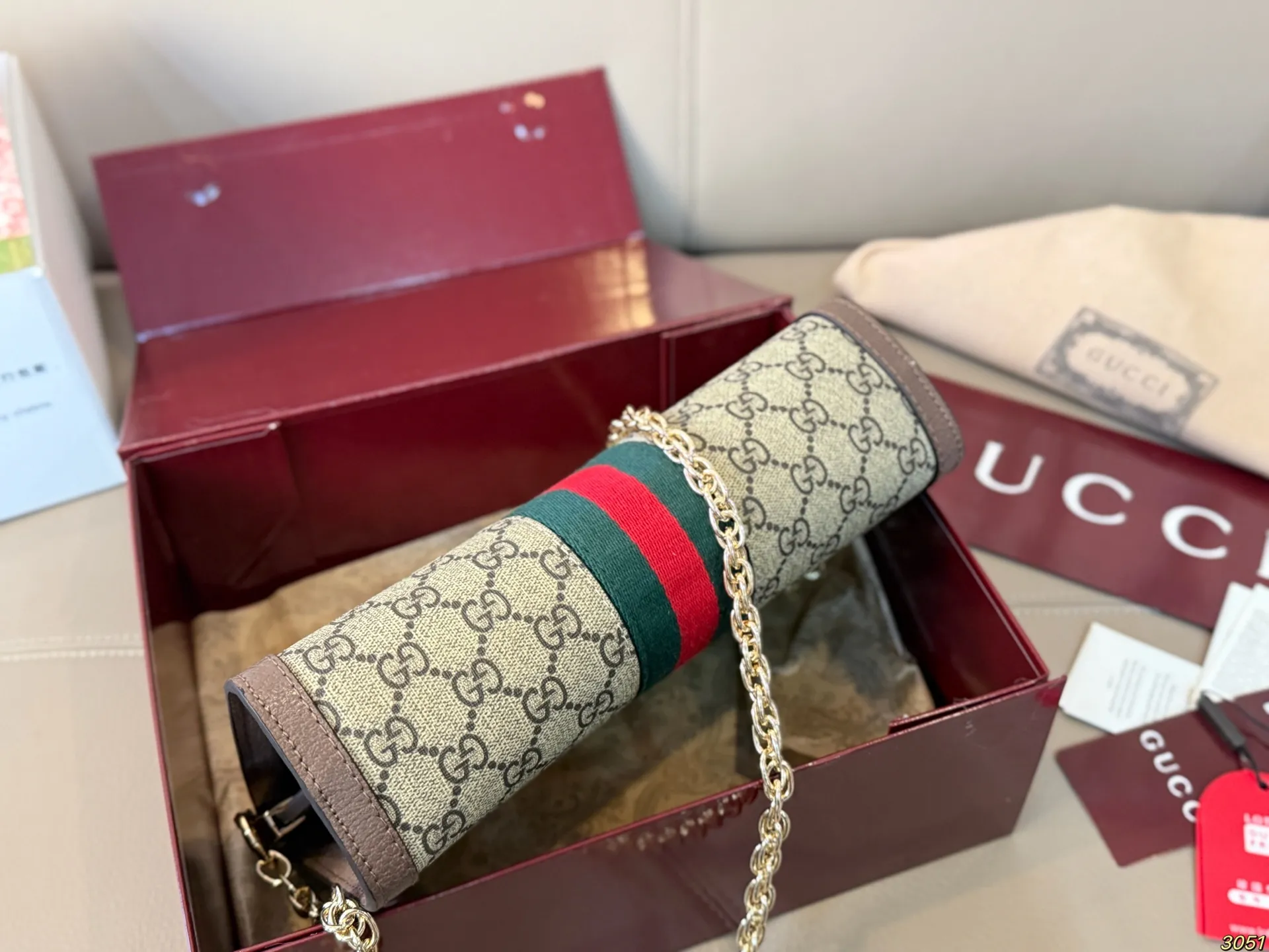 升级版本&yen;170/&yen;165飞机盒 原单专柜品质 夹子包 原版牛皮 原单顶级版 ｜Gucci Ophidia 夹子包 最新系列，链条包，配原版乌木色牛皮～这个款复古韵味特别浓，对版链条⛓，原版内里！上身效果也超赞，主要以精致特别的五金来提升整体质感。尺寸：25 16/19 14