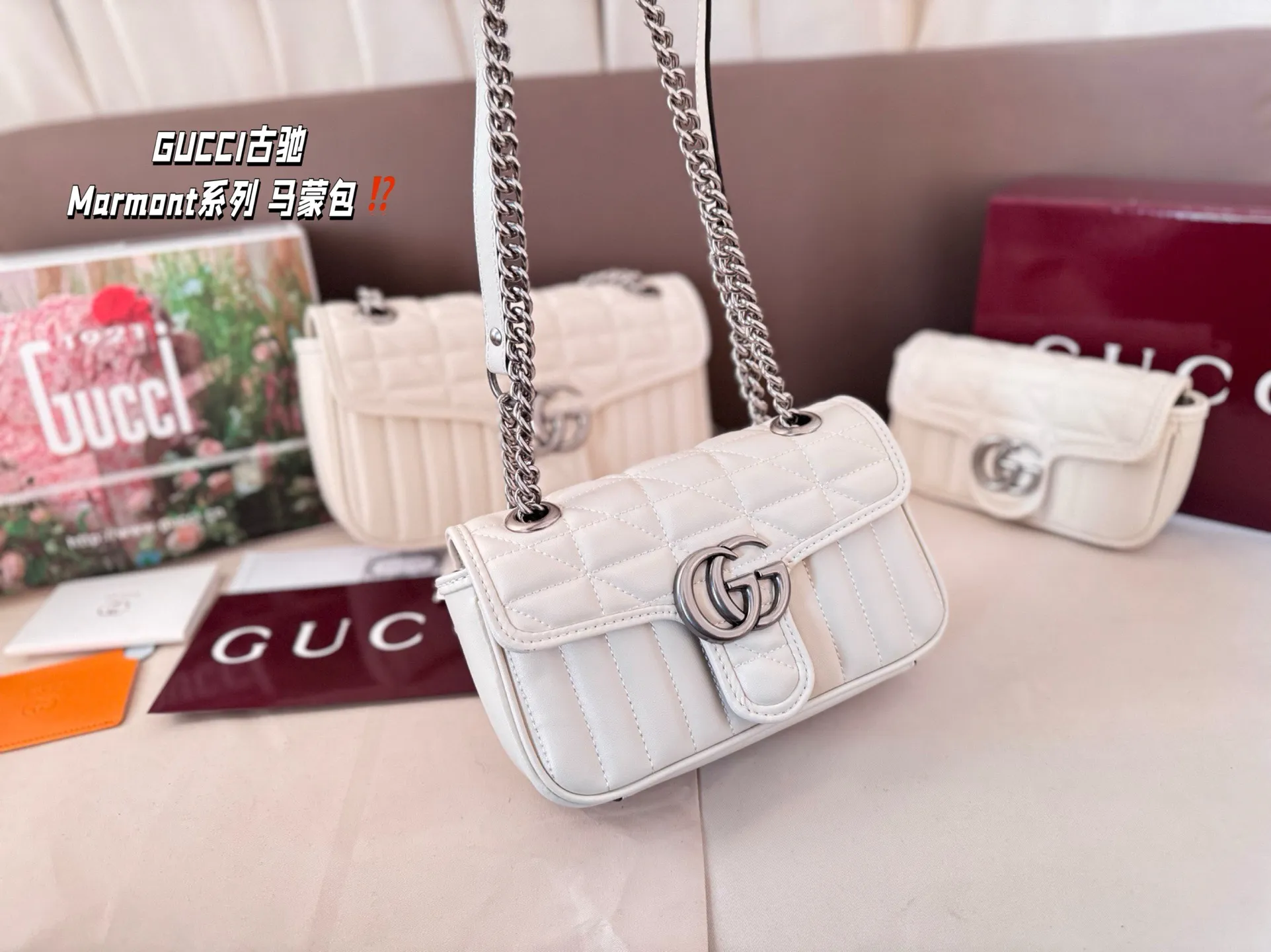 大号P185 全套礼盒 中号P180 全套礼盒 小号P150 全套礼盒 尺寸：26*16/22*14/16.5*10 GUCCI古驰 GG Marmont系列 马蒙包 银标竖条斜纹 单肩斜挎包 显得非常有质感！ 一眼上头的包包！美出边际了！ 高级感拿捏~太稀罕辣~ 夏日百搭绝绝子 复古做旧链条可随意抽动变换长短，无论是单肩 手提 斜挎都ok，质感柔软舒适，藏不住的美，