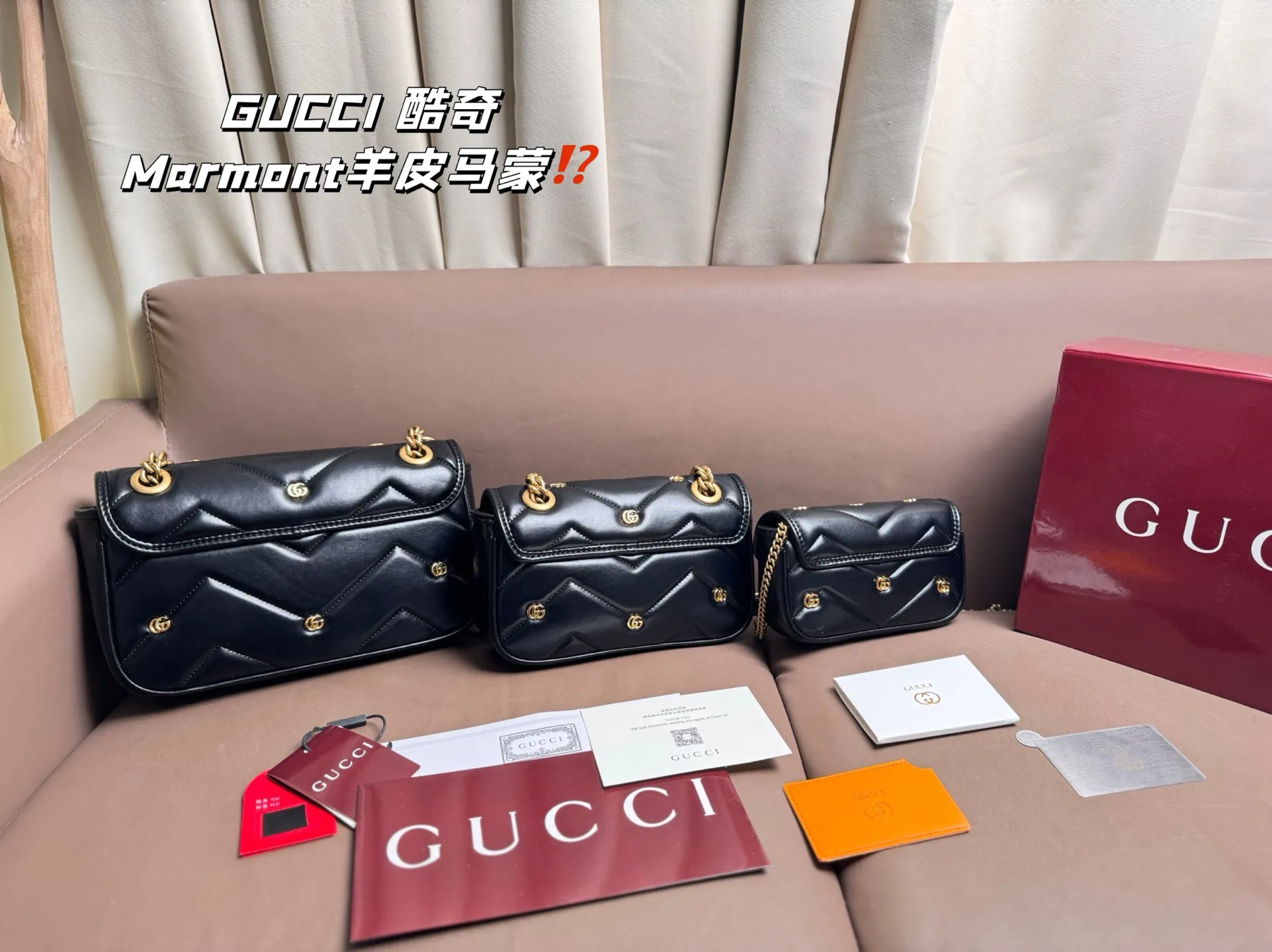 大P190 中P185 小P160 复刻版 小羊皮 GUCCI 酷奇｜Marmont羊皮马蒙包 GG Marmont 系列肩背包采用柔软加村设计，以粉色GG Matelasse 皮革精制而成，精心缀饰小巧双G铆钉和拧花饰带双G造型装饰配件。通过滑链肩带设计，肩背包可轻松转换成双提手式手提包，成就多种背携选择。 粉色绗缝V型皮革 金色调配件 双G铆钉贴花 超细纤维衬里 拉链内袋 滑链包带可作为肩带 （55厘米高）或顶部提手 （30厘米高）使用。 弹簧扣翻盖 尺寸 大号26*15 中号22*13 小号17 *10