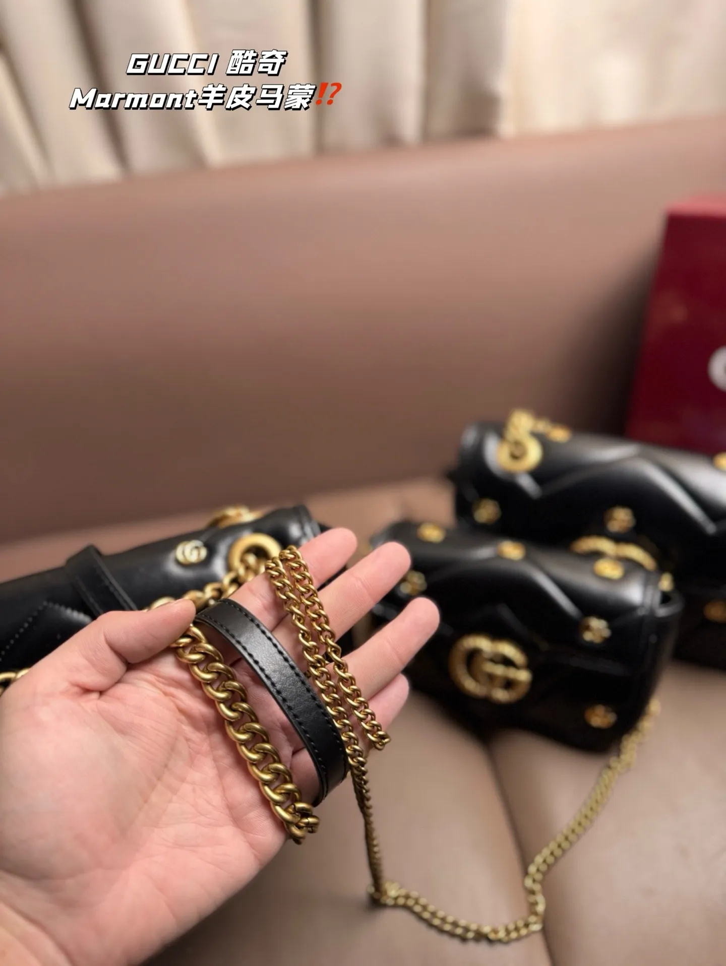 大P190 中P185 小P160 复刻版 小羊皮 GUCCI 酷奇|Marmont羊皮马蒙包 GG Marmont 系列肩背包采用柔软加村设计,以粉色GG Matelasse 皮革精制而成,精心缀饰小巧双G铆钉和拧花饰带双G造型装饰配件。通过滑链肩带设计,肩背包可轻松转换成双提手式手提包,成就多种背携选择。 粉色绗缝V型皮革 金色调配件 双G铆钉贴花 超细纤维衬里 拉链内袋 滑链包带可作为肩带 (55厘米高)或顶部提手 (30厘米高)使用。 弹簧扣翻盖 尺寸 大号26*15 中号22*13 小号17 *10