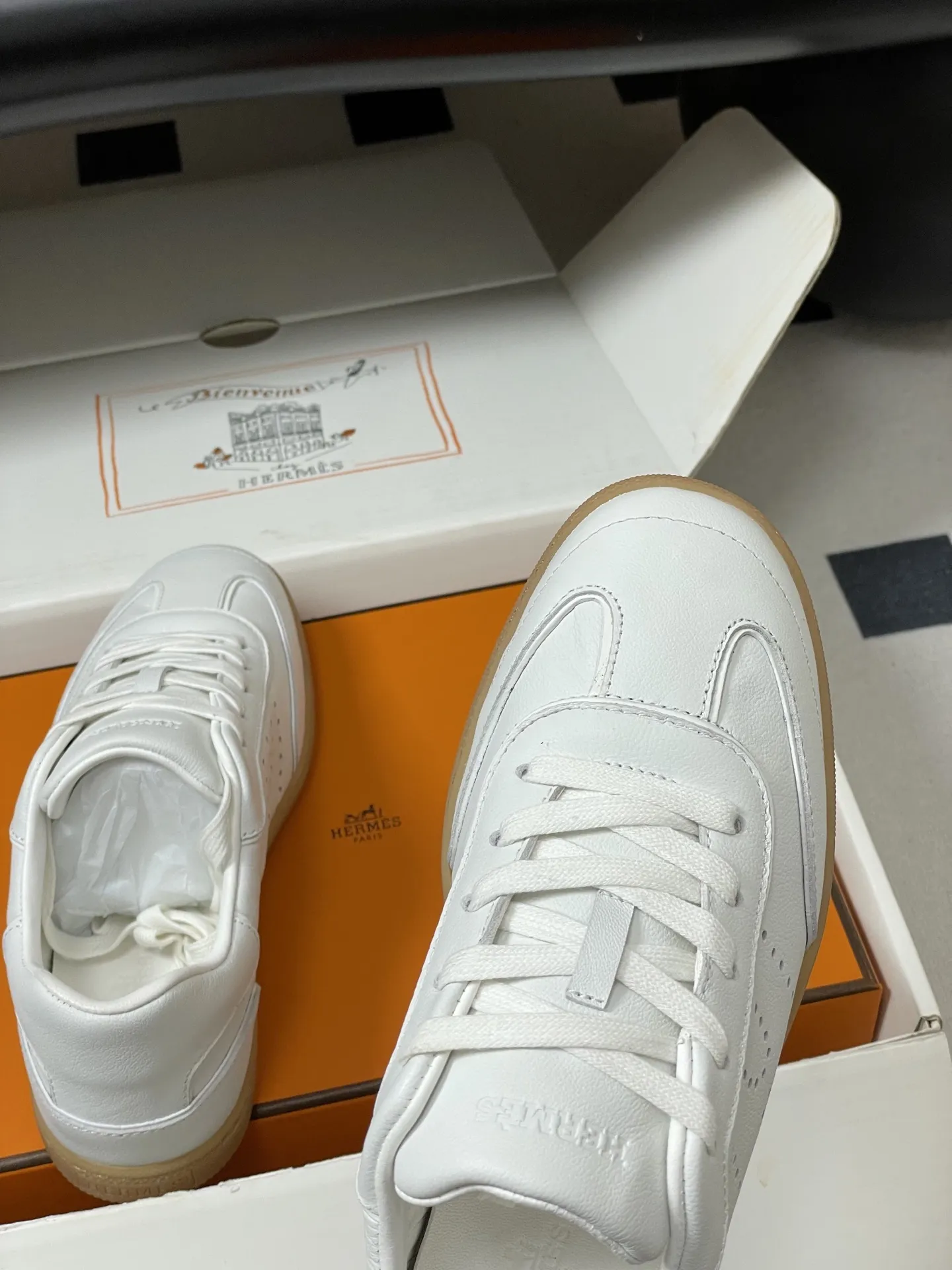 p330-莞产(配高档飞机盒✈️) Hermes 爱马仕🐎H家 2026春夏新款 Match运动鞋系列系带休闲运动鞋德训鞋平底小白鞋 运动风格山羊皮和小牛皮运动鞋,饰有镂孔