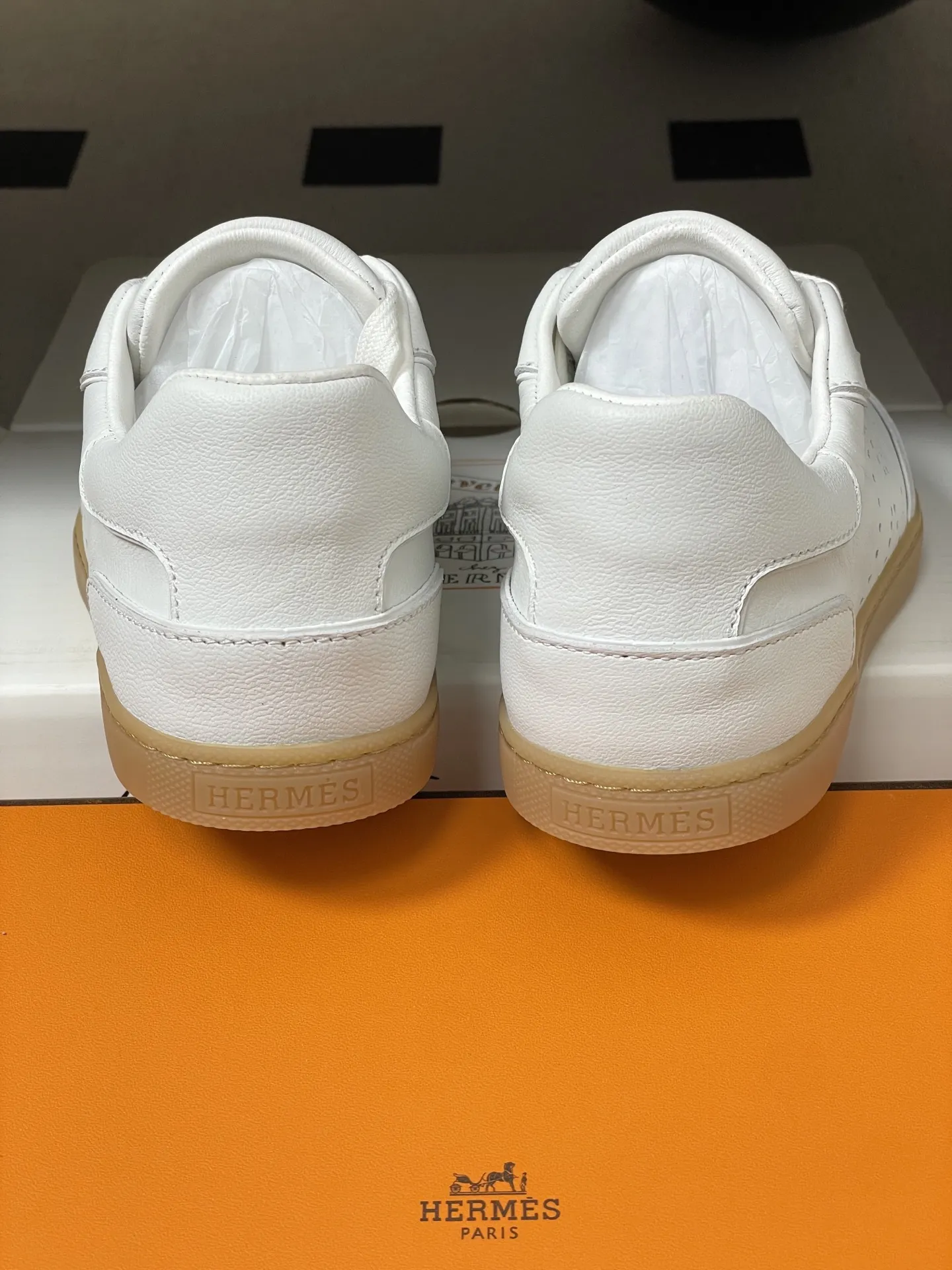 p330-莞产(配高档飞机盒✈️) Hermes 爱马仕🐎H家 2026春夏新款 Match运动鞋系列系带休闲运动鞋德训鞋平底小白鞋 运动风格山羊皮和小牛皮运动鞋,饰有镂孔