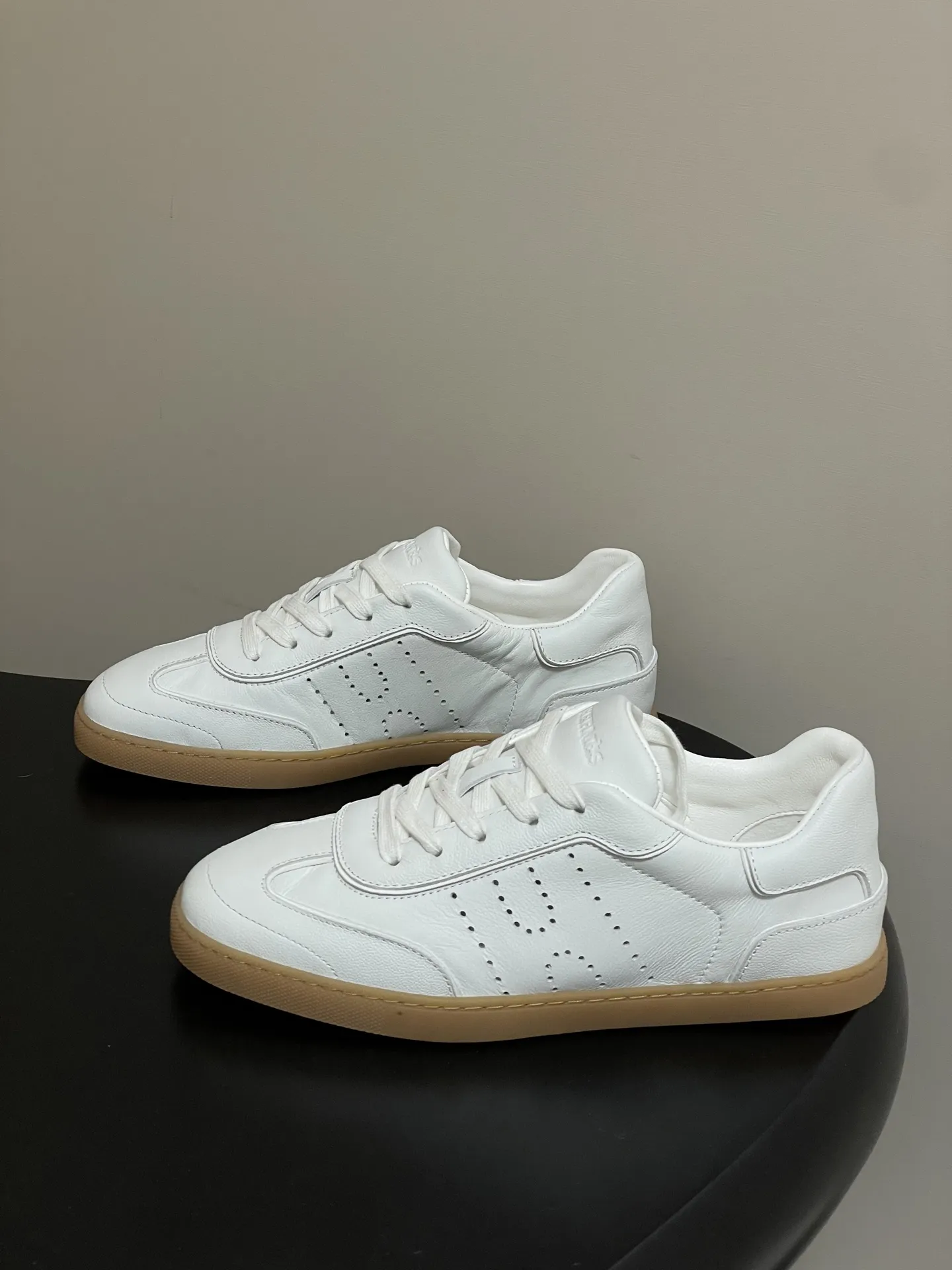 p330-莞产（配高档飞机盒✈️） Hermes 爱马仕🐎H家 2026春夏新款 Match运动鞋系列系带休闲运动鞋德训鞋平底小白鞋 运动风格山羊皮和小牛皮运动鞋，饰有镂孔