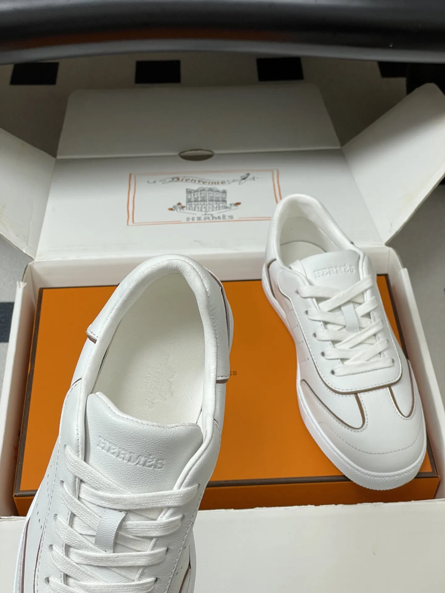 p330-莞产(配高档飞机盒✈️) Hermes 爱马仕🐎H家 2026春夏新款 Match运动鞋系列系带休闲运动鞋德训鞋平底小白鞋 运动风格山羊皮和小牛皮运动鞋,饰有镂孔