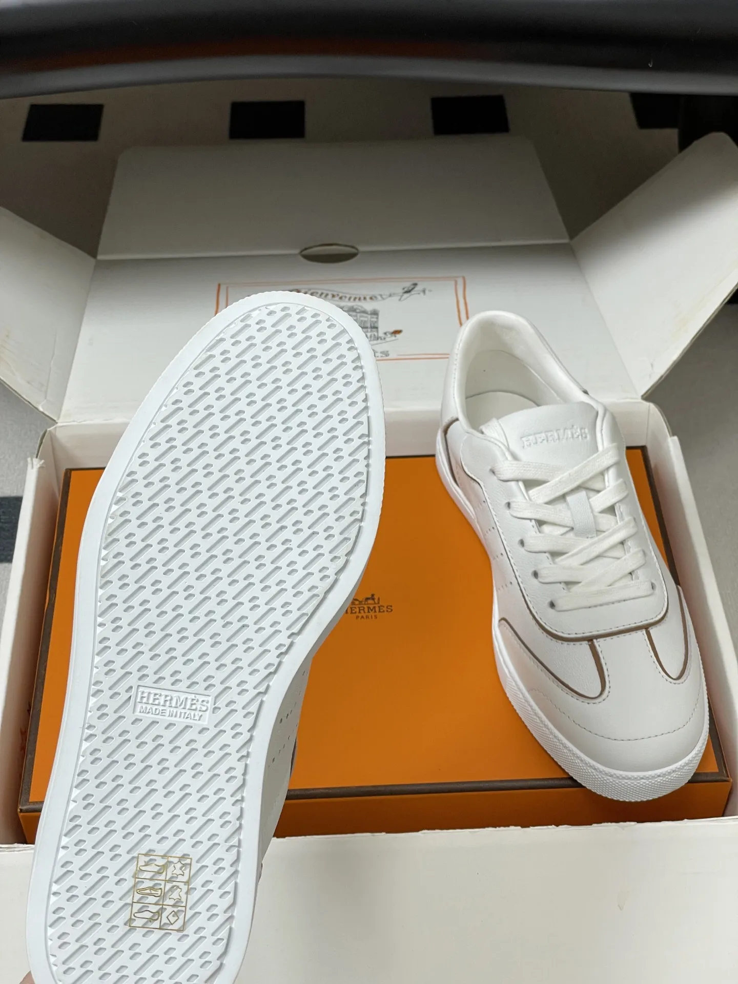 p330-莞产(配高档飞机盒✈️) Hermes 爱马仕🐎H家 2026春夏新款 Match运动鞋系列系带休闲运动鞋德训鞋平底小白鞋 运动风格山羊皮和小牛皮运动鞋,饰有镂孔
