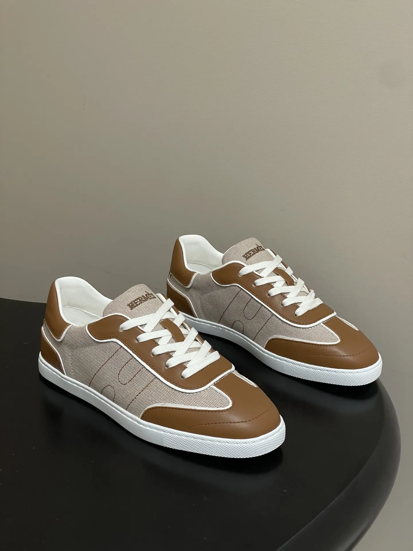 p330-莞产(配高档飞机盒✈️) Hermes 爱马仕🐎H家 2026春夏新款 Match运动鞋系列系带休闲运动鞋德训鞋平底小白鞋 运动风格山羊皮和小牛皮运动鞋,饰有镂孔