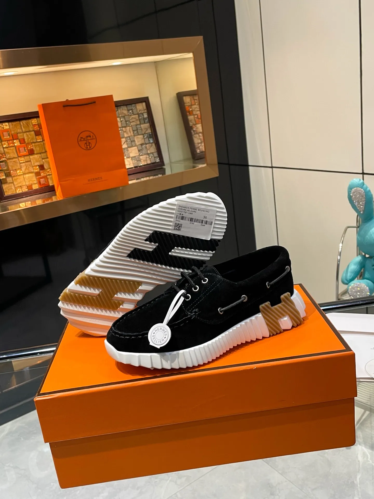 Hermes 280💰顶级版本爱马仕H家经典 休闲运动鞋,最高版本,鞋底上饰以夸张“H”字母,斜体设计和鲜艳色彩展现活力,延续品牌设计灵感! 非常漂亮的一款休闲鞋,大气而又不失可爱!经典的款型,独具魅力的增高鞋! 原版面料1:1,内里为原版透气进口羊皮里,垫脚进口羊皮,大底定制私模:T P U十P U抽真空一体成型,原版套楦工艺,原版包装盒📦配鞋履收纳袋,手提袋,鞋盒带蓝光防伪标识! 女码35.36.37.38.39.40.41.42 男码39.40.41.42.43.44.45.46