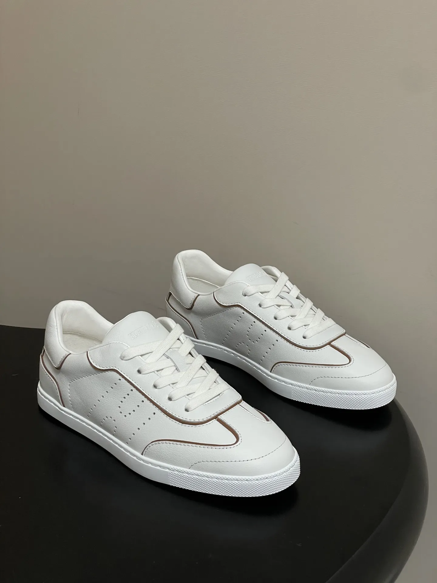 p330-莞产(配高档飞机盒✈️) Hermes 爱马仕🐎H家 2026春夏新款 Match运动鞋系列系带休闲运动鞋德训鞋平底小白鞋 运动风格山羊皮和小牛皮运动鞋,饰有镂孔