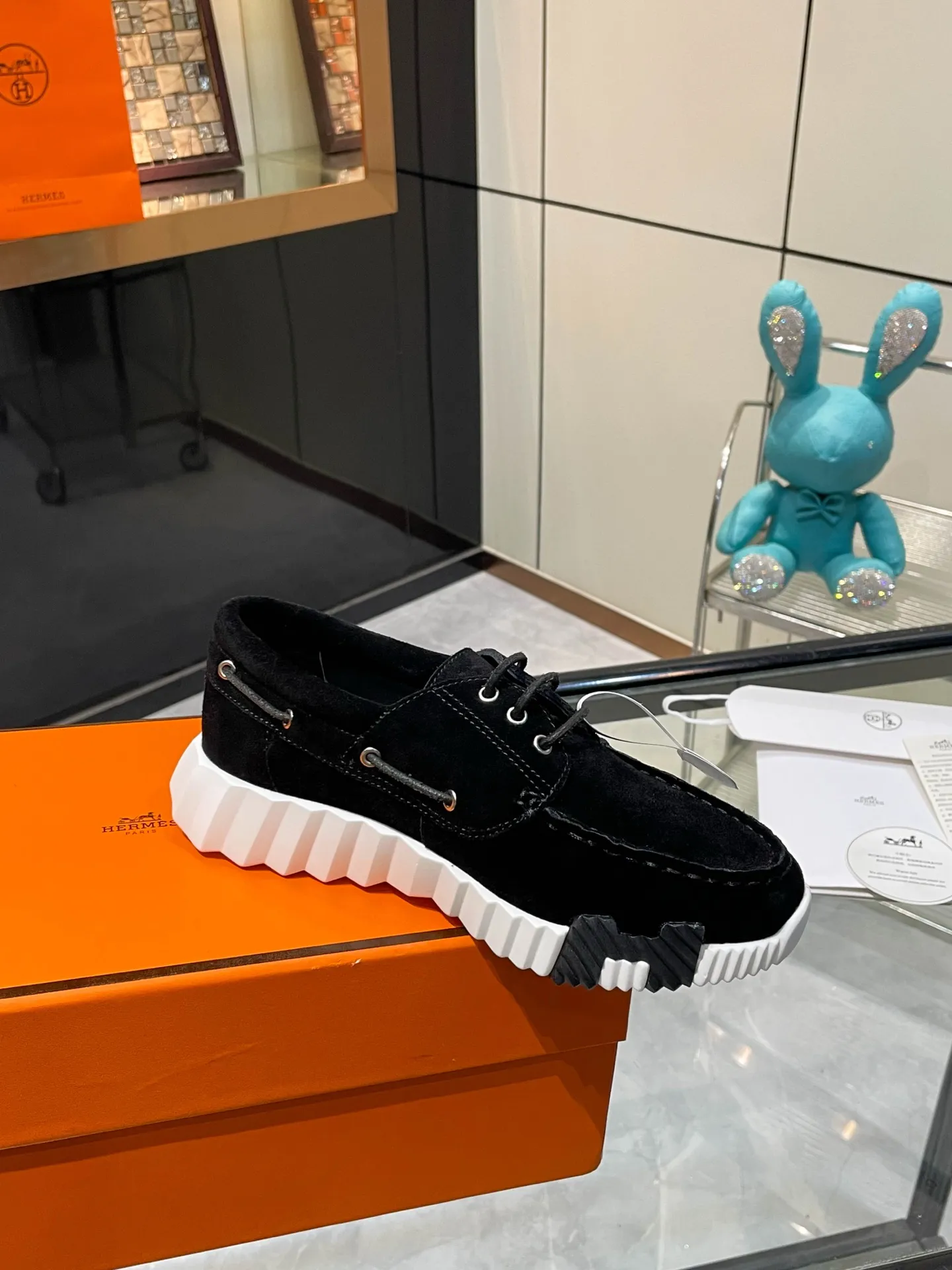 Hermes 280💰顶级版本爱马仕H家经典 休闲运动鞋,最高版本,鞋底上饰以夸张“H”字母,斜体设计和鲜艳色彩展现活力,延续品牌设计灵感! 非常漂亮的一款休闲鞋,大气而又不失可爱!经典的款型,独具魅力的增高鞋! 原版面料1:1,内里为原版透气进口羊皮里,垫脚进口羊皮,大底定制私模:T P U十P U抽真空一体成型,原版套楦工艺,原版包装盒📦配鞋履收纳袋,手提袋,鞋盒带蓝光防伪标识! 女码35.36.37.38.39.40.41.42 男码39.40.41.42.43.44.45.46