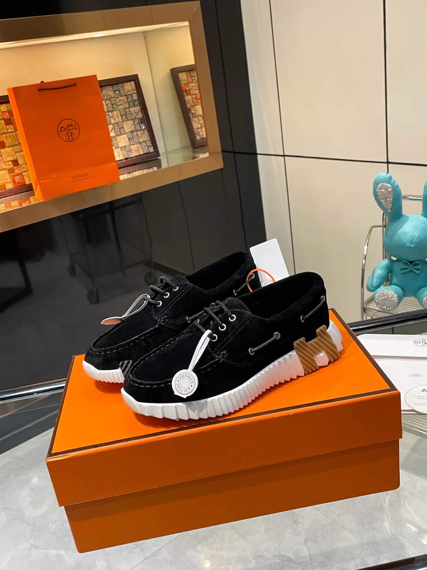 Hermes 280💰顶级版本爱马仕H家经典 休闲运动鞋，最高版本，鞋底上饰以夸张&ldquo;H&rdquo;字母，斜体设计和鲜艳色彩展现活力，延续品牌设计灵感！ 非常漂亮的一款休闲鞋，大气而又不失可爱！经典的款型，独具魅力的增高鞋！ 原版面料1:1，内里为原版透气进口羊皮里，垫脚进口羊皮，大底定制私模：T P U十P U抽真空一体成型，原版套楦工艺，原版包装盒📦配鞋履收纳袋，手提袋，鞋盒带蓝光防伪标识！ 女码35.36.37.38.39.40.41.42 男码39.40.41.42.43.44.45.46