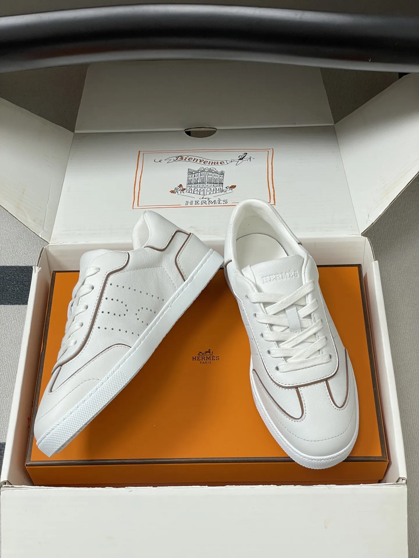 p330-莞产(配高档飞机盒✈️) Hermes 爱马仕🐎H家 2026春夏新款 Match运动鞋系列系带休闲运动鞋德训鞋平底小白鞋 运动风格山羊皮和小牛皮运动鞋,饰有镂孔