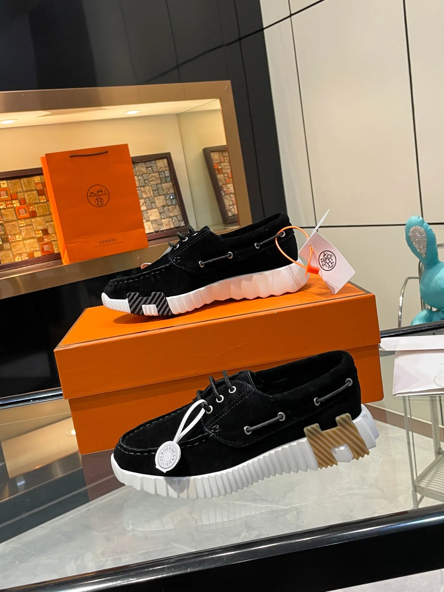 Hermes 280💰顶级版本爱马仕H家经典 休闲运动鞋,最高版本,鞋底上饰以夸张“H”字母,斜体设计和鲜艳色彩展现活力,延续品牌设计灵感! 非常漂亮的一款休闲鞋,大气而又不失可爱!经典的款型,独具魅力的增高鞋! 原版面料1:1,内里为原版透气进口羊皮里,垫脚进口羊皮,大底定制私模:T P U十P U抽真空一体成型,原版套楦工艺,原版包装盒📦配鞋履收纳袋,手提袋,鞋盒带蓝光防伪标识! 女码35.36.37.38.39.40.41.42 男码39.40.41.42.43.44.45.46