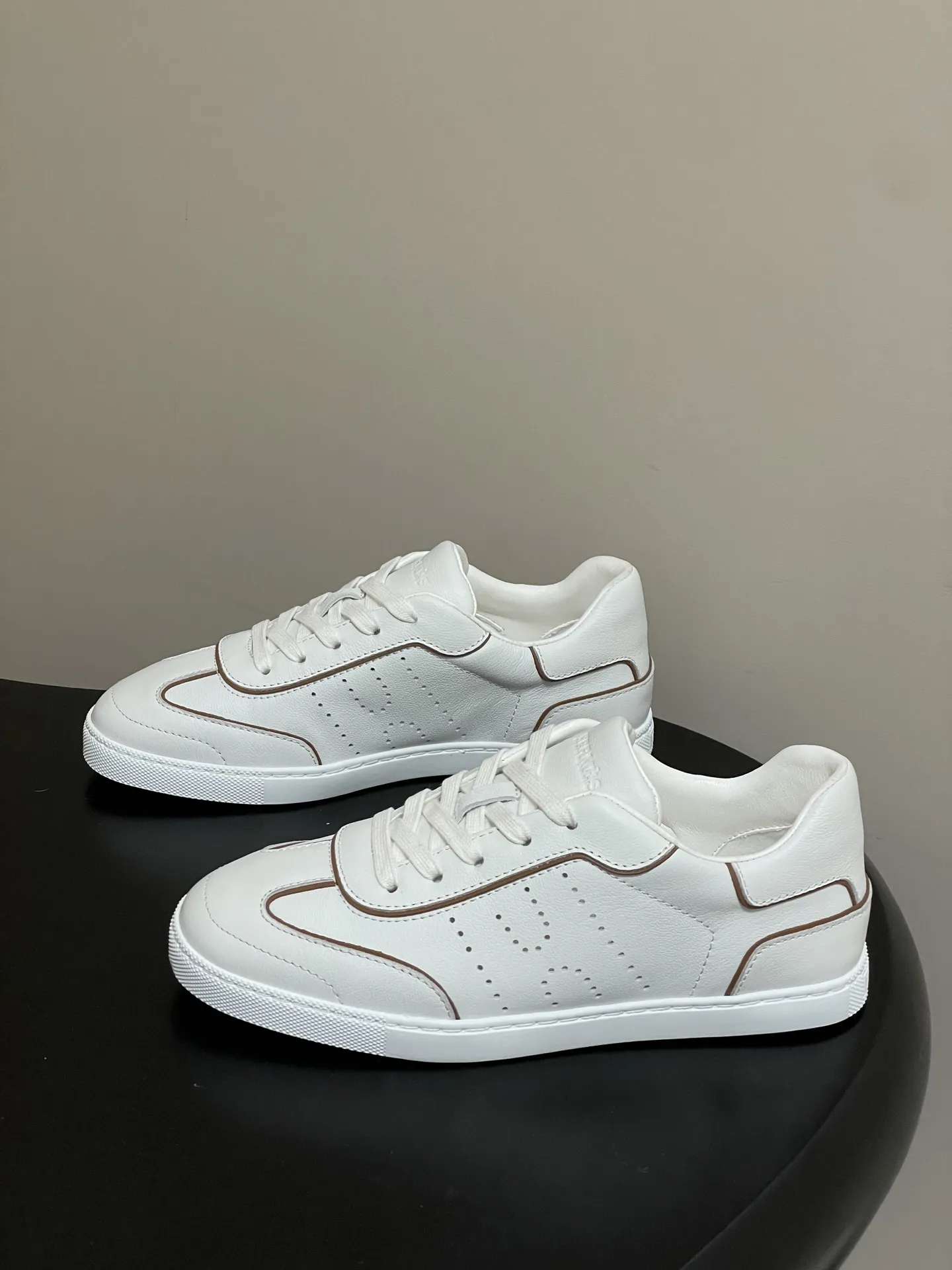 p330-莞产(配高档飞机盒✈️) Hermes 爱马仕🐎H家 2026春夏新款 Match运动鞋系列系带休闲运动鞋德训鞋平底小白鞋 运动风格山羊皮和小牛皮运动鞋,饰有镂孔