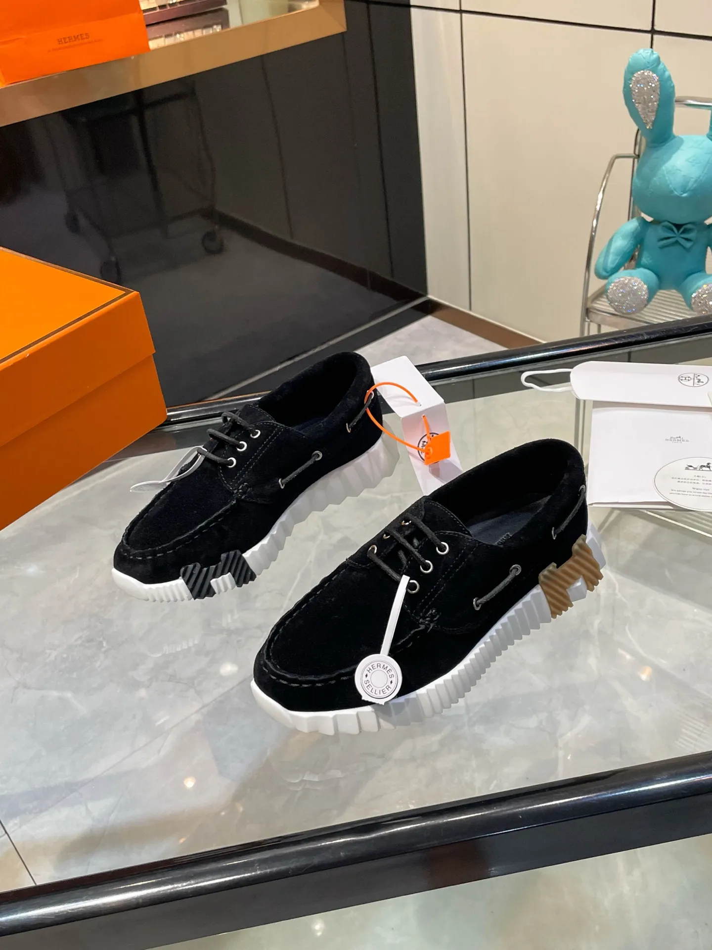 Hermes 280💰顶级版本爱马仕H家经典 休闲运动鞋,最高版本,鞋底上饰以夸张“H”字母,斜体设计和鲜艳色彩展现活力,延续品牌设计灵感! 非常漂亮的一款休闲鞋,大气而又不失可爱!经典的款型,独具魅力的增高鞋! 原版面料1:1,内里为原版透气进口羊皮里,垫脚进口羊皮,大底定制私模:T P U十P U抽真空一体成型,原版套楦工艺,原版包装盒📦配鞋履收纳袋,手提袋,鞋盒带蓝光防伪标识! 女码35.36.37.38.39.40.41.42 男码39.40.41.42.43.44.45.46