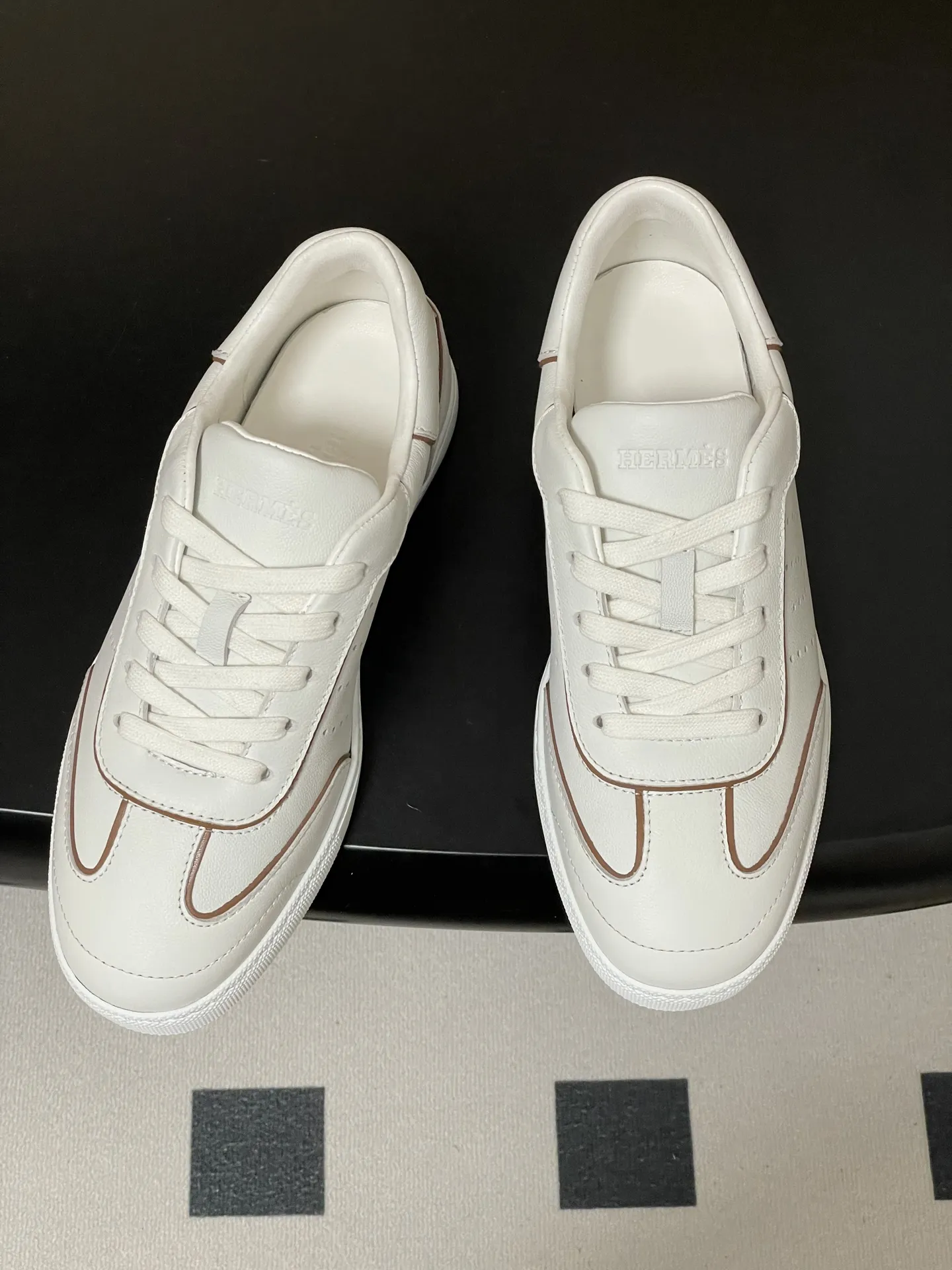 p330-莞产(配高档飞机盒✈️) Hermes 爱马仕🐎H家 2026春夏新款 Match运动鞋系列系带休闲运动鞋德训鞋平底小白鞋 运动风格山羊皮和小牛皮运动鞋,饰有镂孔