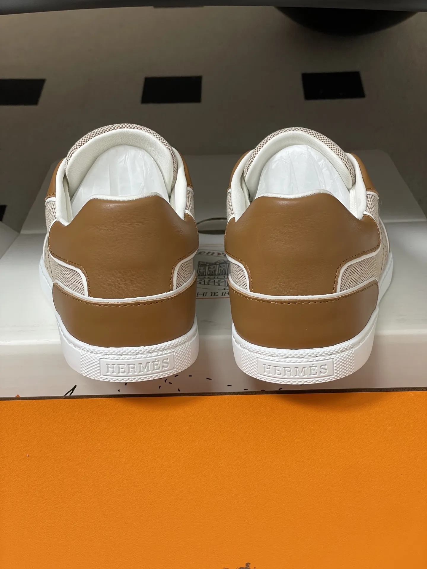 p330-莞产(配高档飞机盒✈️) Hermes 爱马仕🐎H家 2026春夏新款 Match运动鞋系列系带休闲运动鞋德训鞋平底小白鞋 运动风格山羊皮和小牛皮运动鞋,饰有镂孔