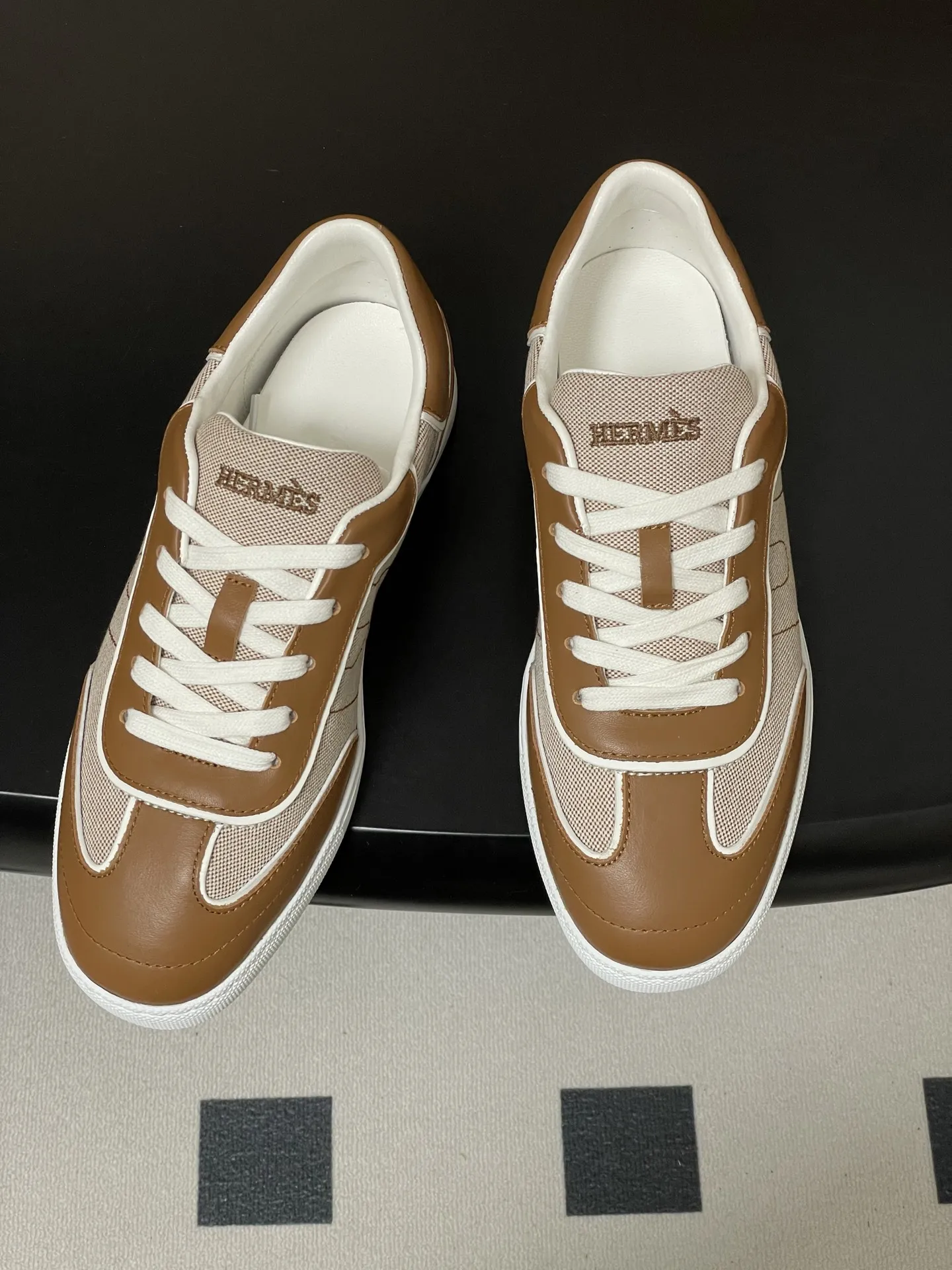 p330-莞产（配高档飞机盒✈️） Hermes 爱马仕🐎H家 2026春夏新款 Match运动鞋系列系带休闲运动鞋德训鞋平底小白鞋 运动风格山羊皮和小牛皮运动鞋，饰有镂孔