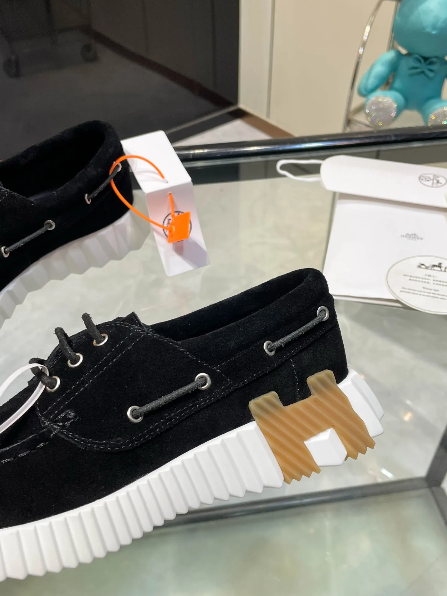 Hermes 280💰顶级版本爱马仕H家经典 休闲运动鞋，最高版本，鞋底上饰以夸张&ldquo;H&rdquo;字母，斜体设计和鲜艳色彩展现活力，延续品牌设计灵感！ 非常漂亮的一款休闲鞋，大气而又不失可爱！经典的款型，独具魅力的增高鞋！ 原版面料1:1，内里为原版透气进口羊皮里，垫脚进口羊皮，大底定制私模：T P U十P U抽真空一体成型，原版套楦工艺，原版包装盒📦配鞋履收纳袋，手提袋，鞋盒带蓝光防伪标识！ 女码35.36.37.38.39.40.41.42 男码39.40.41.42.43.44.45.46