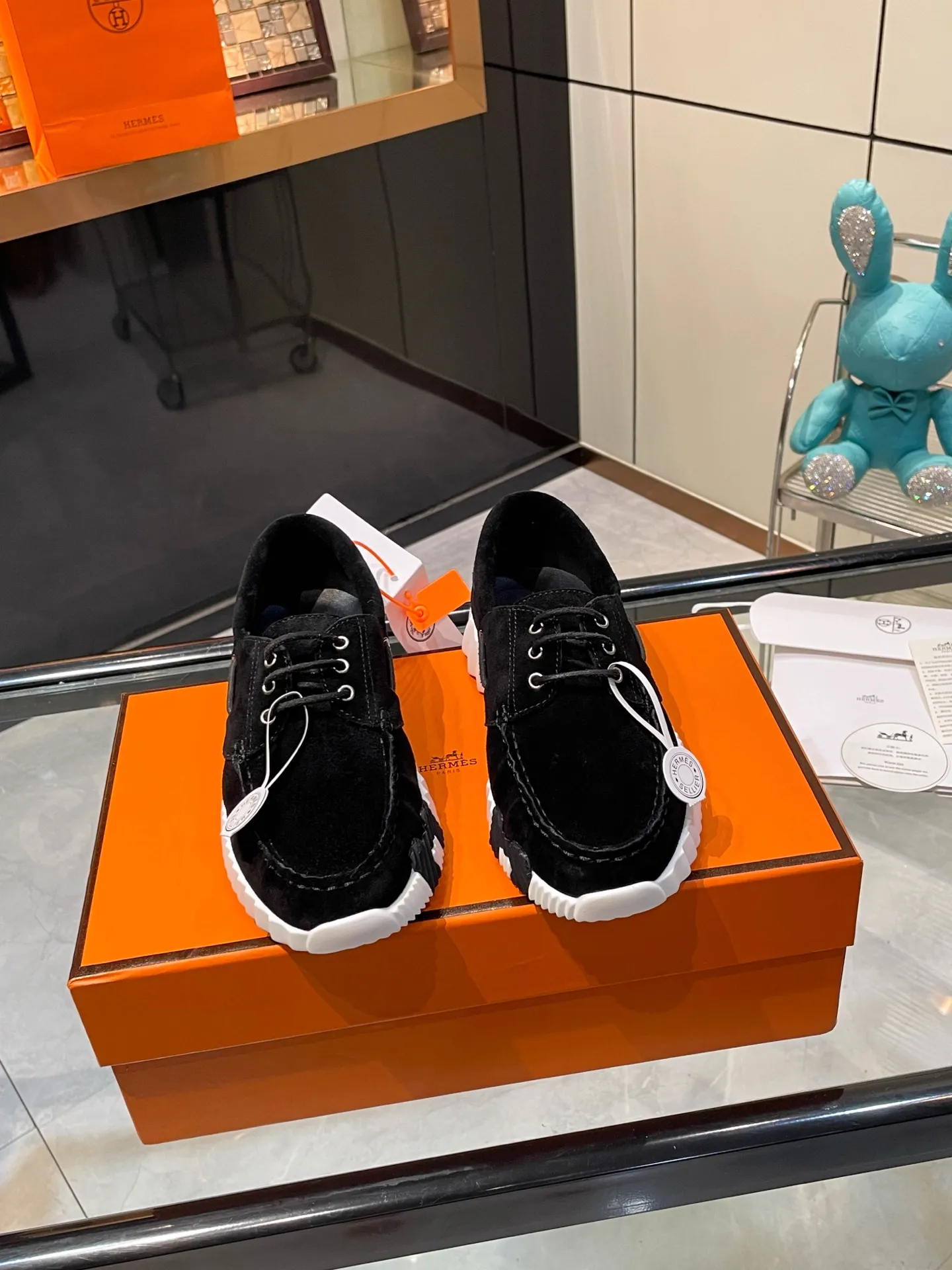 Hermes 280💰顶级版本爱马仕H家经典 休闲运动鞋，最高版本，鞋底上饰以夸张&ldquo;H&rdquo;字母，斜体设计和鲜艳色彩展现活力，延续品牌设计灵感！ 非常漂亮的一款休闲鞋，大气而又不失可爱！经典的款型，独具魅力的增高鞋！ 原版面料1:1，内里为原版透气进口羊皮里，垫脚进口羊皮，大底定制私模：T P U十P U抽真空一体成型，原版套楦工艺，原版包装盒📦配鞋履收纳袋，手提袋，鞋盒带蓝光防伪标识！ 女码35.36.37.38.39.40.41.42 男码39.40.41.42.43.44.45.46