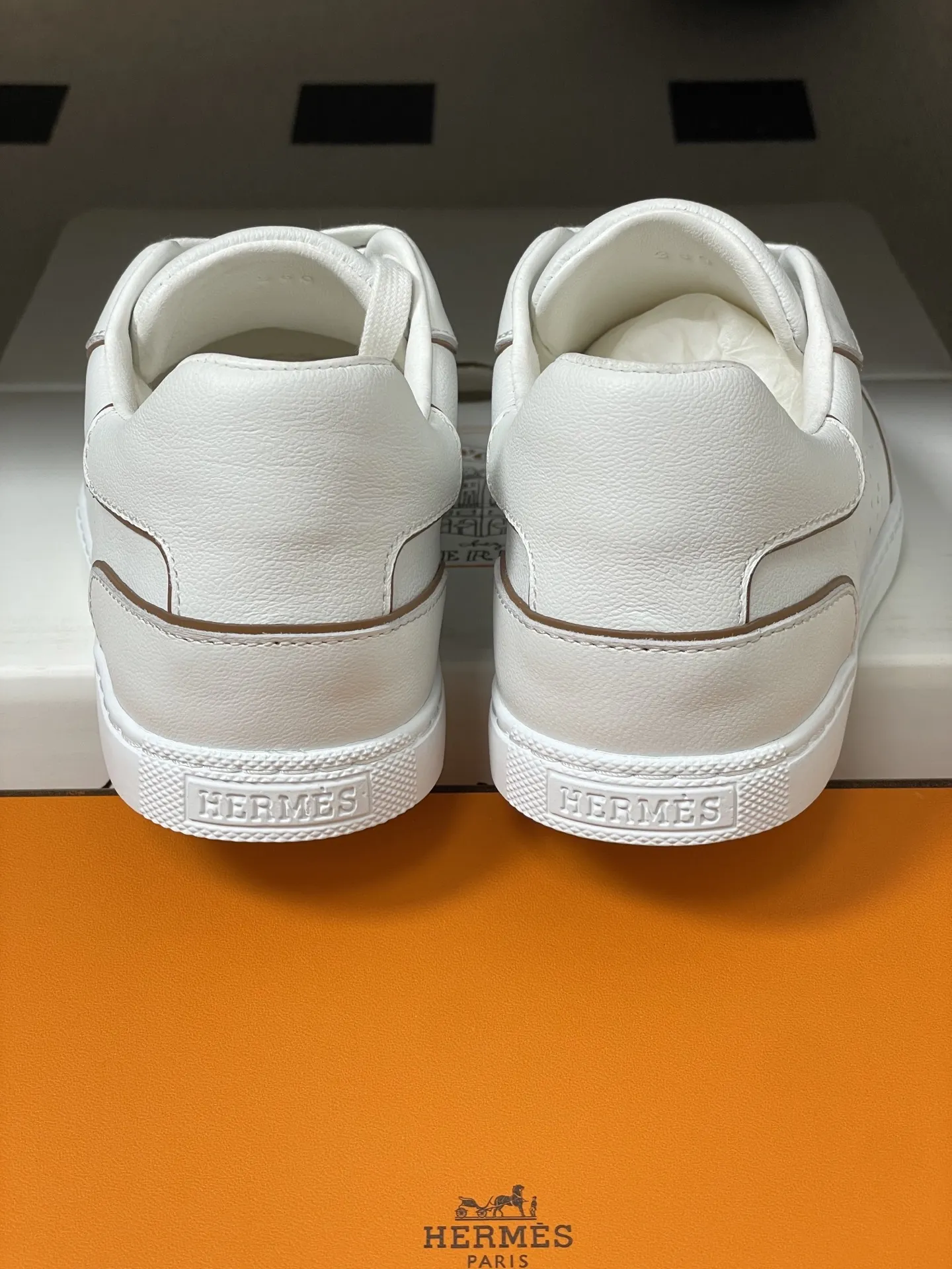 p330-莞产（配高档飞机盒✈️） Hermes 爱马仕🐎H家 2026春夏新款 Match运动鞋系列系带休闲运动鞋德训鞋平底小白鞋 运动风格山羊皮和小牛皮运动鞋，饰有镂孔