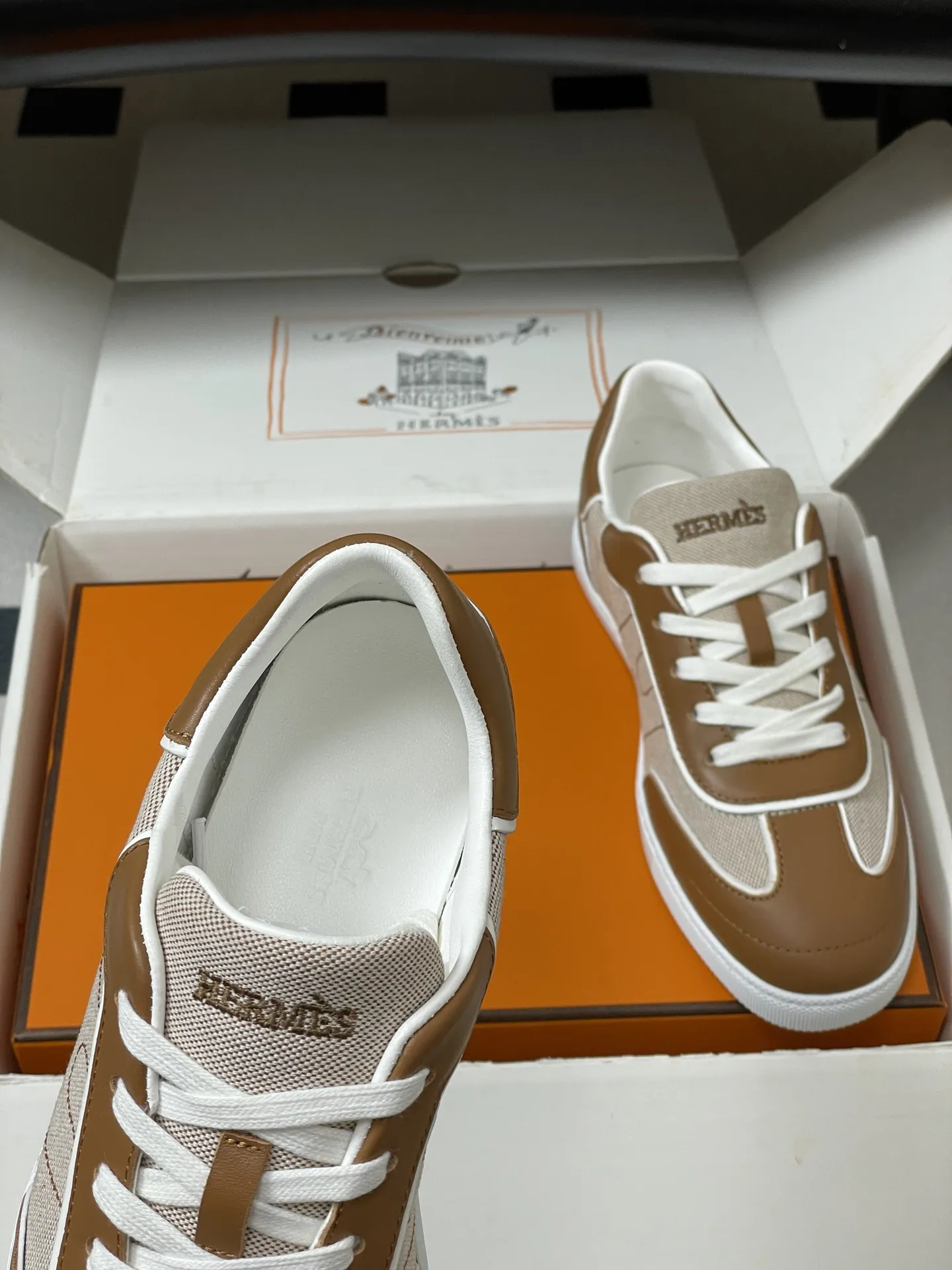 p330-莞产(配高档飞机盒✈️) Hermes 爱马仕🐎H家 2026春夏新款 Match运动鞋系列系带休闲运动鞋德训鞋平底小白鞋 运动风格山羊皮和小牛皮运动鞋,饰有镂孔