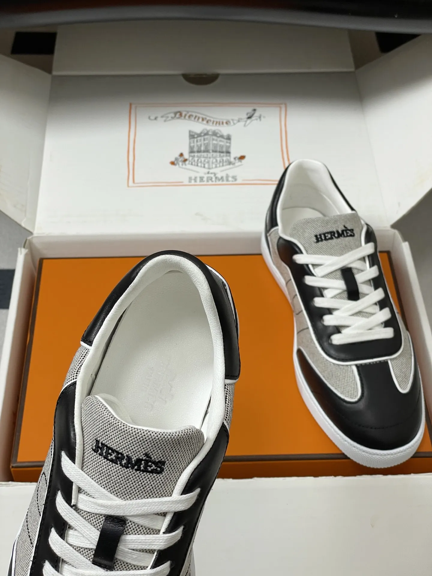 p330-莞产（配高档飞机盒✈️） Hermes 爱马仕🐎H家 2026春夏新款 Match运动鞋系列系带休闲运动鞋德训鞋平底小白鞋 运动风格山羊皮和小牛皮运动鞋，饰有镂孔