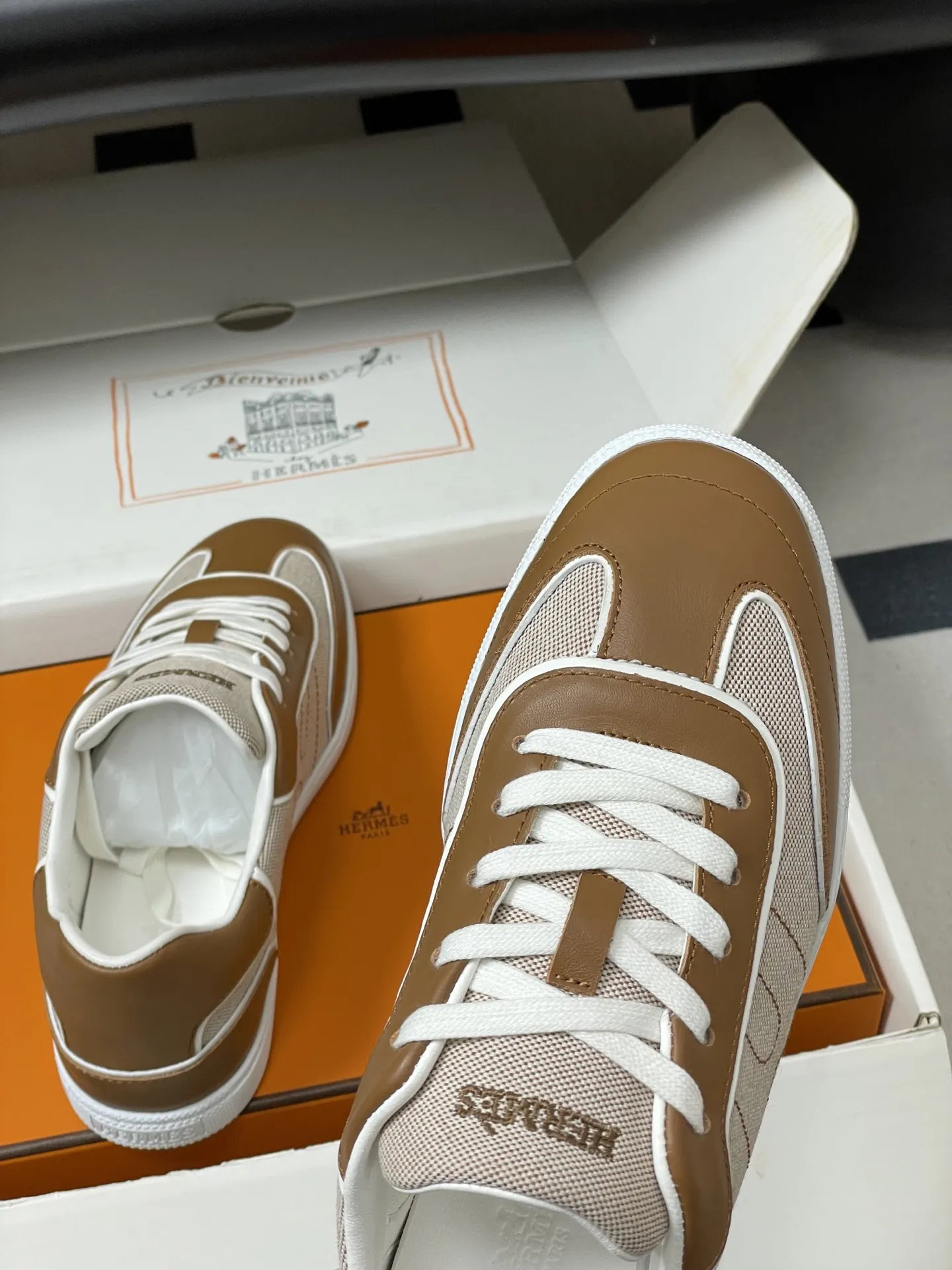 p330-莞产(配高档飞机盒✈️) Hermes 爱马仕🐎H家 2026春夏新款 Match运动鞋系列系带休闲运动鞋德训鞋平底小白鞋 运动风格山羊皮和小牛皮运动鞋,饰有镂孔