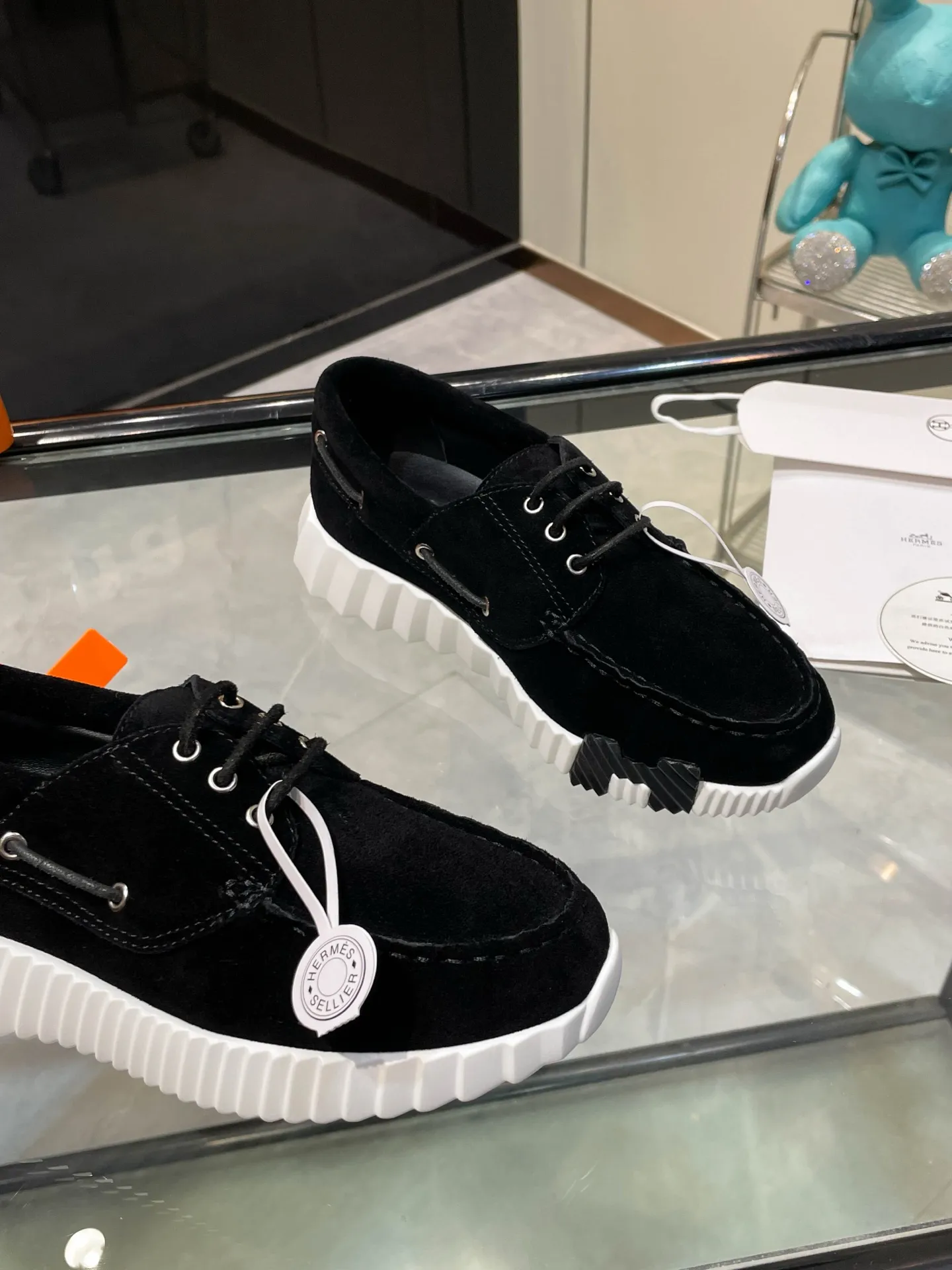 Hermes 280💰顶级版本爱马仕H家经典 休闲运动鞋,最高版本,鞋底上饰以夸张“H”字母,斜体设计和鲜艳色彩展现活力,延续品牌设计灵感! 非常漂亮的一款休闲鞋,大气而又不失可爱!经典的款型,独具魅力的增高鞋! 原版面料1:1,内里为原版透气进口羊皮里,垫脚进口羊皮,大底定制私模:T P U十P U抽真空一体成型,原版套楦工艺,原版包装盒📦配鞋履收纳袋,手提袋,鞋盒带蓝光防伪标识! 女码35.36.37.38.39.40.41.42 男码39.40.41.42.43.44.45.46