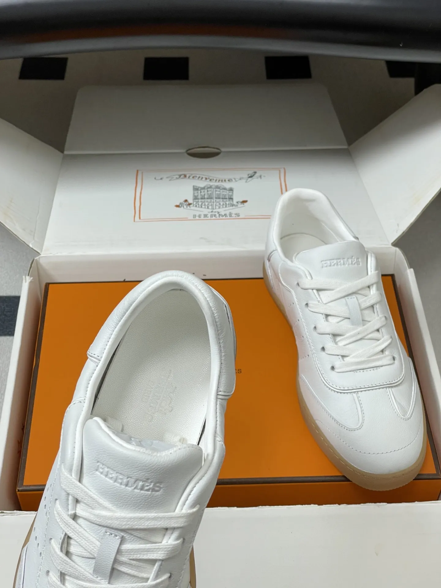 p330-莞产（配高档飞机盒✈️） Hermes 爱马仕🐎H家 2026春夏新款 Match运动鞋系列系带休闲运动鞋德训鞋平底小白鞋 运动风格山羊皮和小牛皮运动鞋，饰有镂孔