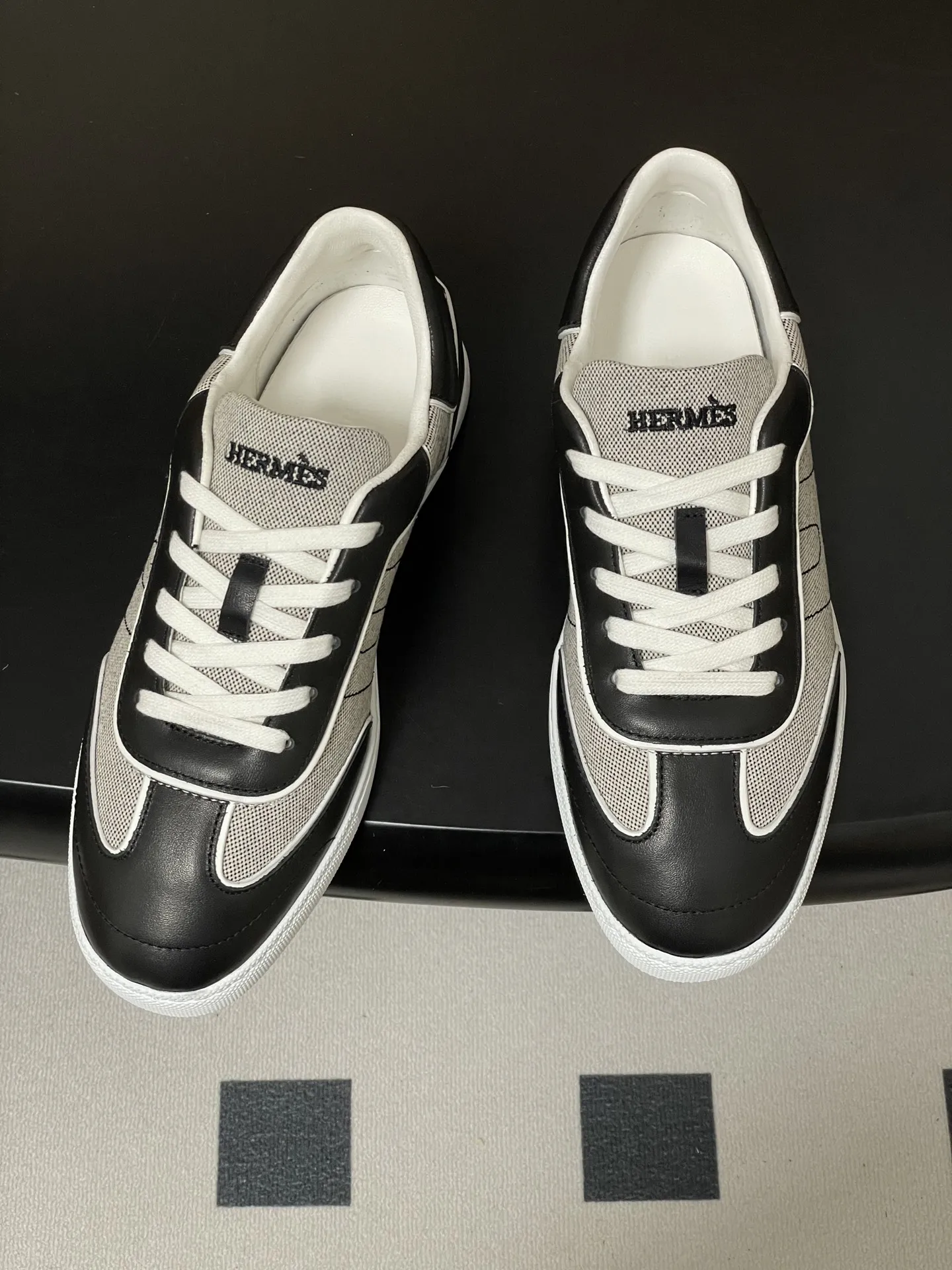 p330-莞产（配高档飞机盒✈️） Hermes 爱马仕🐎H家 2026春夏新款 Match运动鞋系列系带休闲运动鞋德训鞋平底小白鞋 运动风格山羊皮和小牛皮运动鞋，饰有镂孔