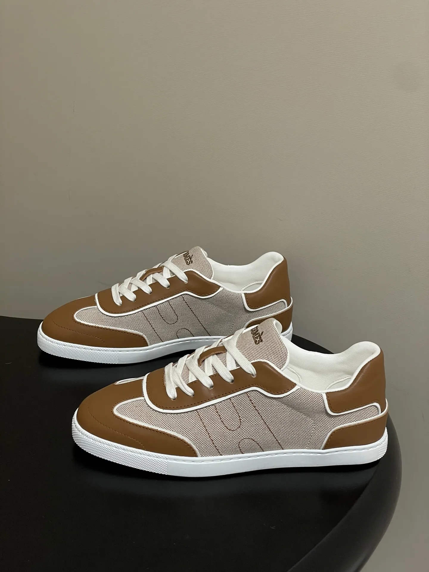 p330-莞产(配高档飞机盒✈️) Hermes 爱马仕🐎H家 2026春夏新款 Match运动鞋系列系带休闲运动鞋德训鞋平底小白鞋 运动风格山羊皮和小牛皮运动鞋,饰有镂孔